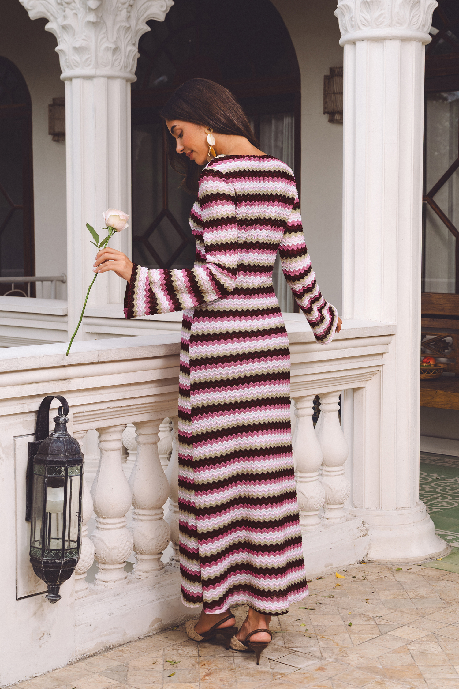 Gestreiftes Maxi-Strickkleid mit V-Ausschnitt