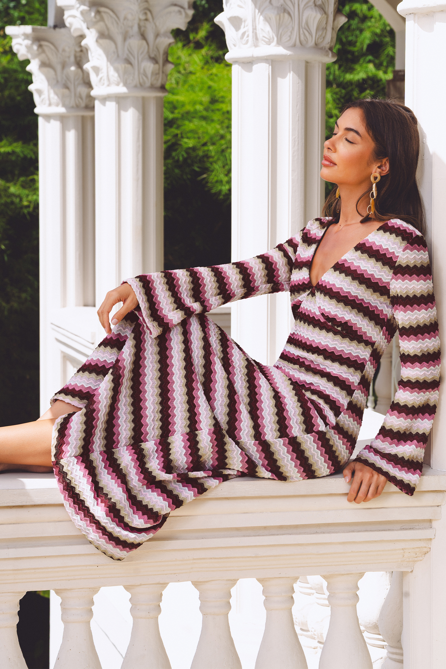 Gestreiftes Maxi-Strickkleid mit V-Ausschnitt
