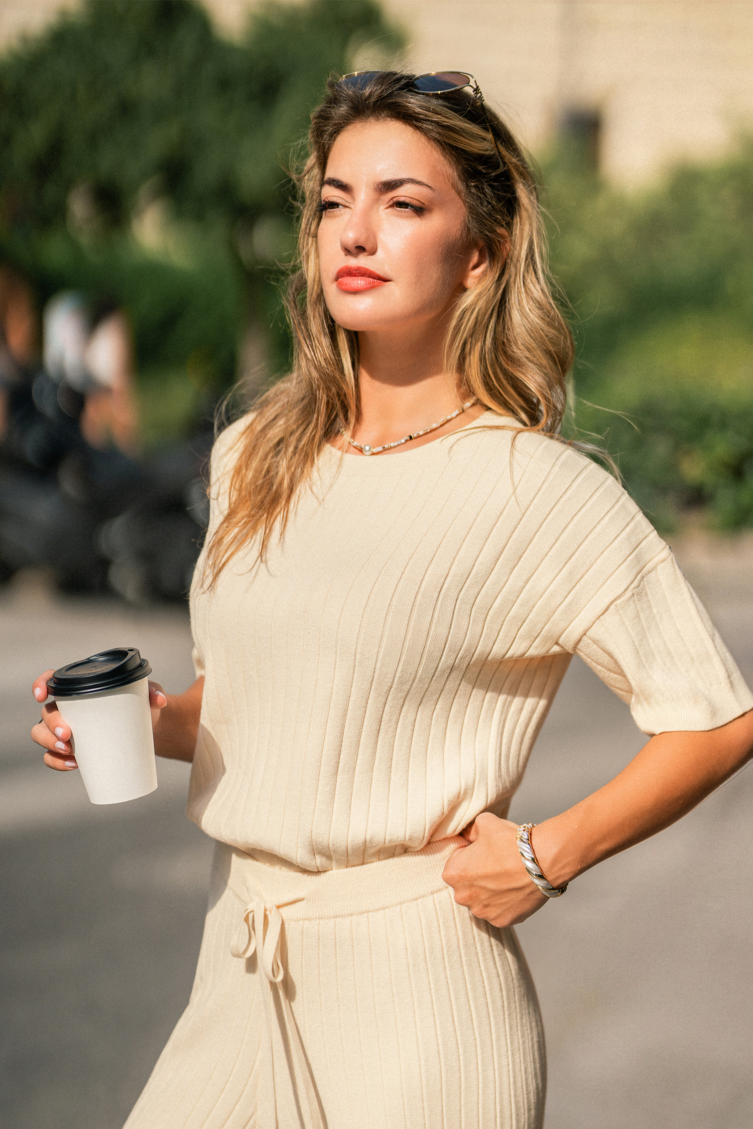 Maglione beige per una serata di quiete