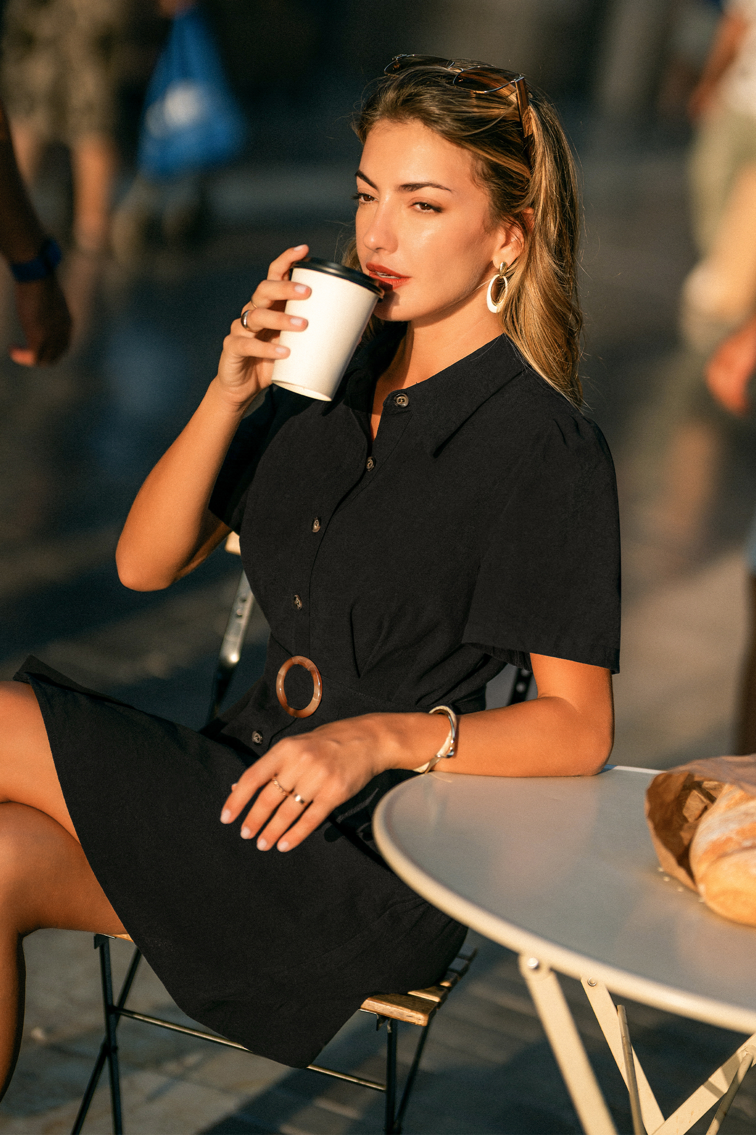 Robe courte noire à col chemise et manches courtes