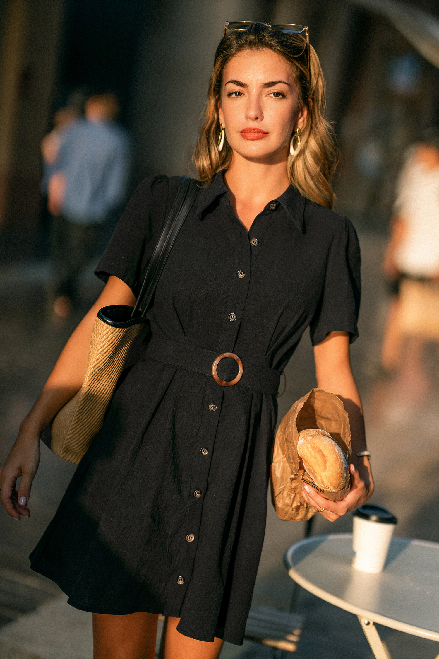 Robe courte noire à col chemise et manches courtes
