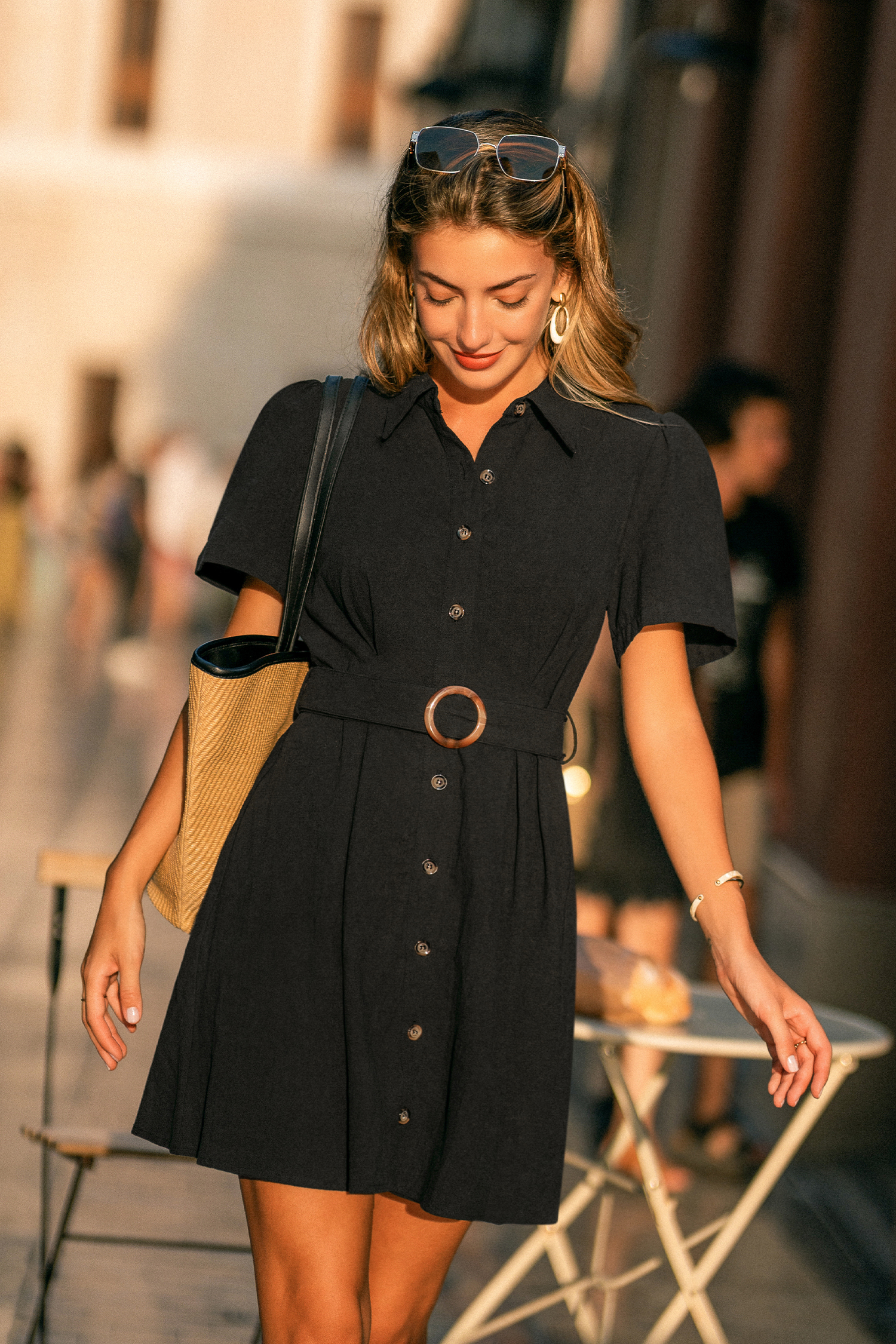 Robe courte noire à col chemise et manches courtes