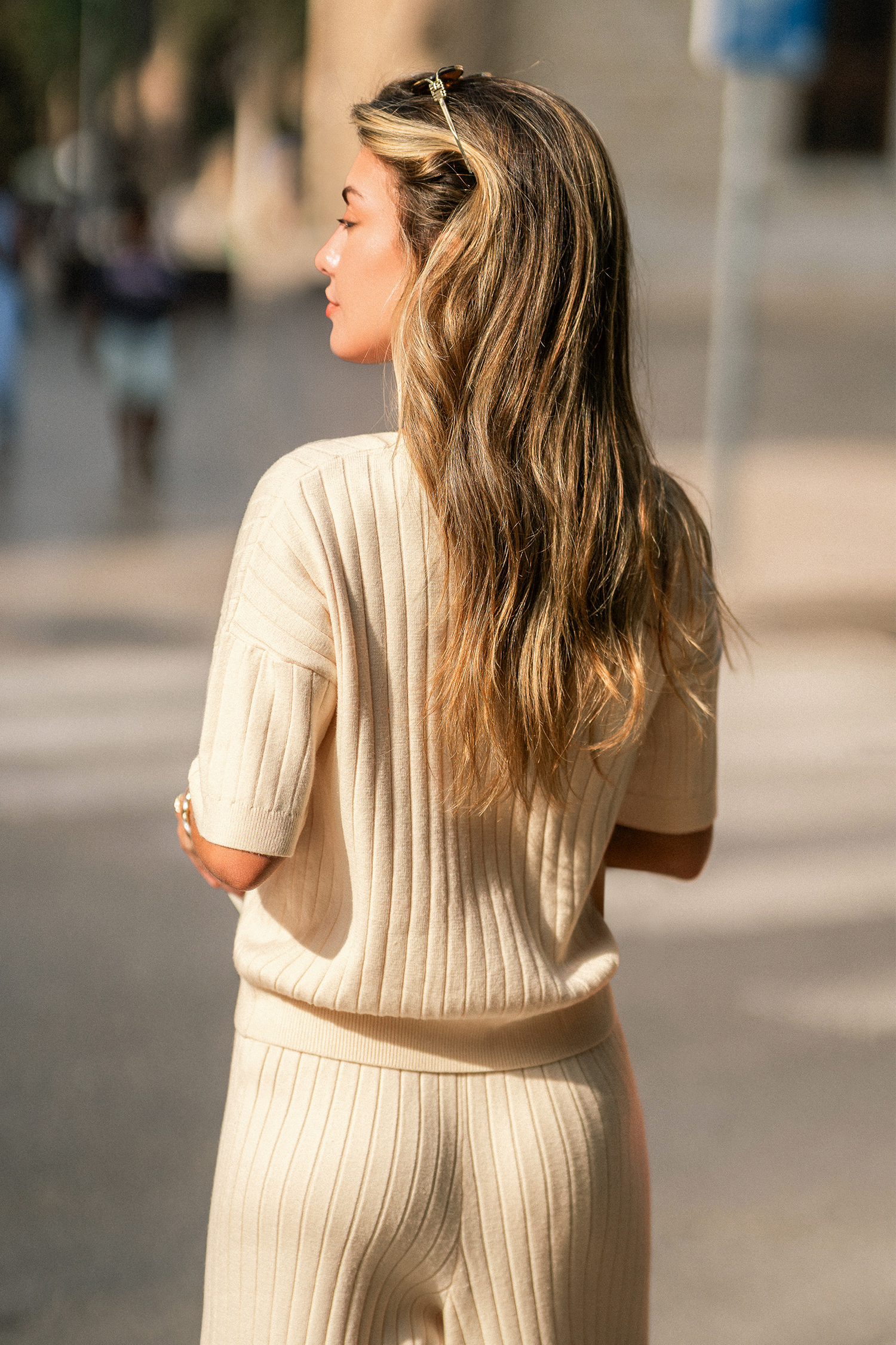 Maglione beige per una serata di quiete