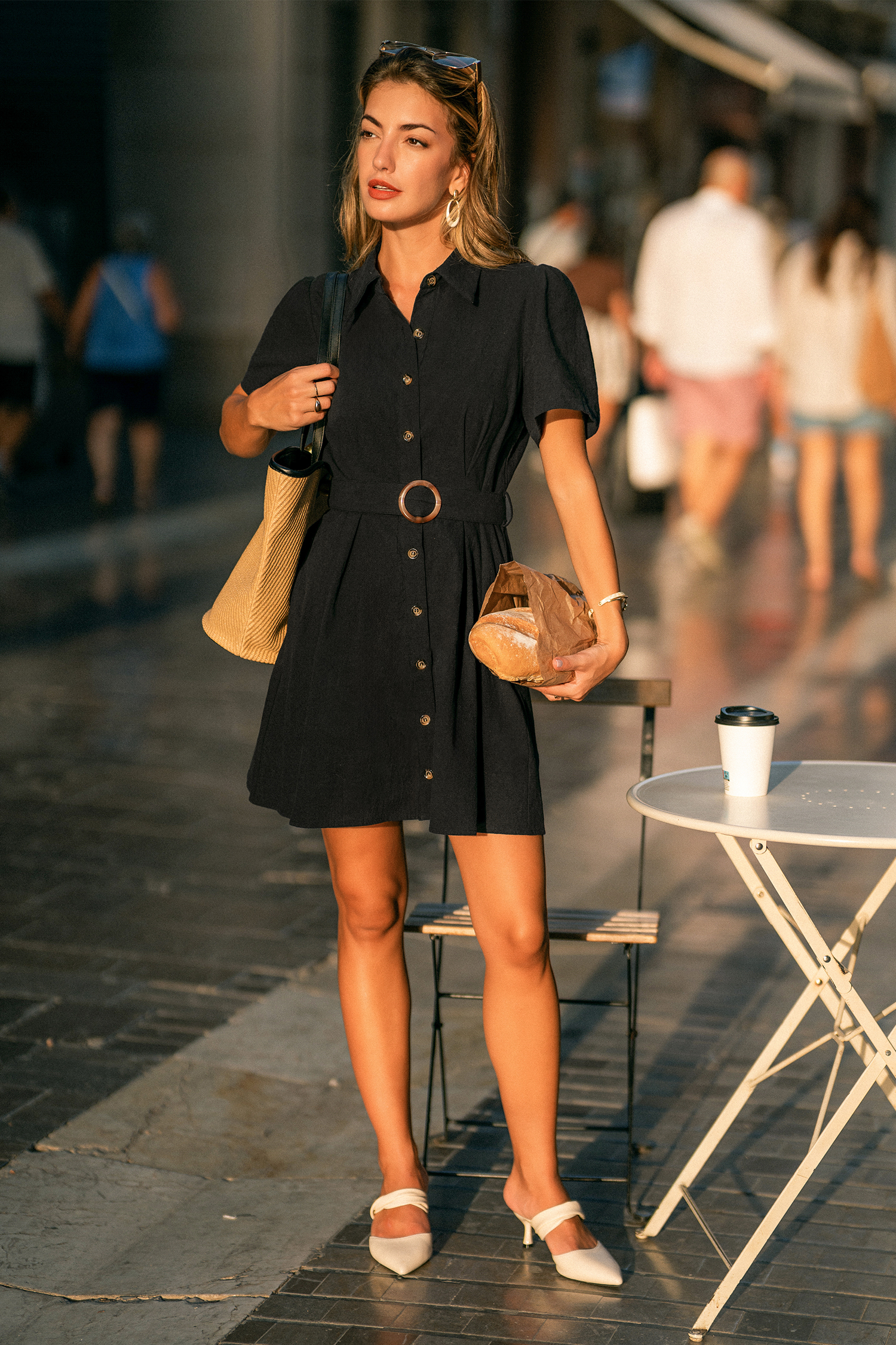 Robe courte noire à col chemise et manches courtes