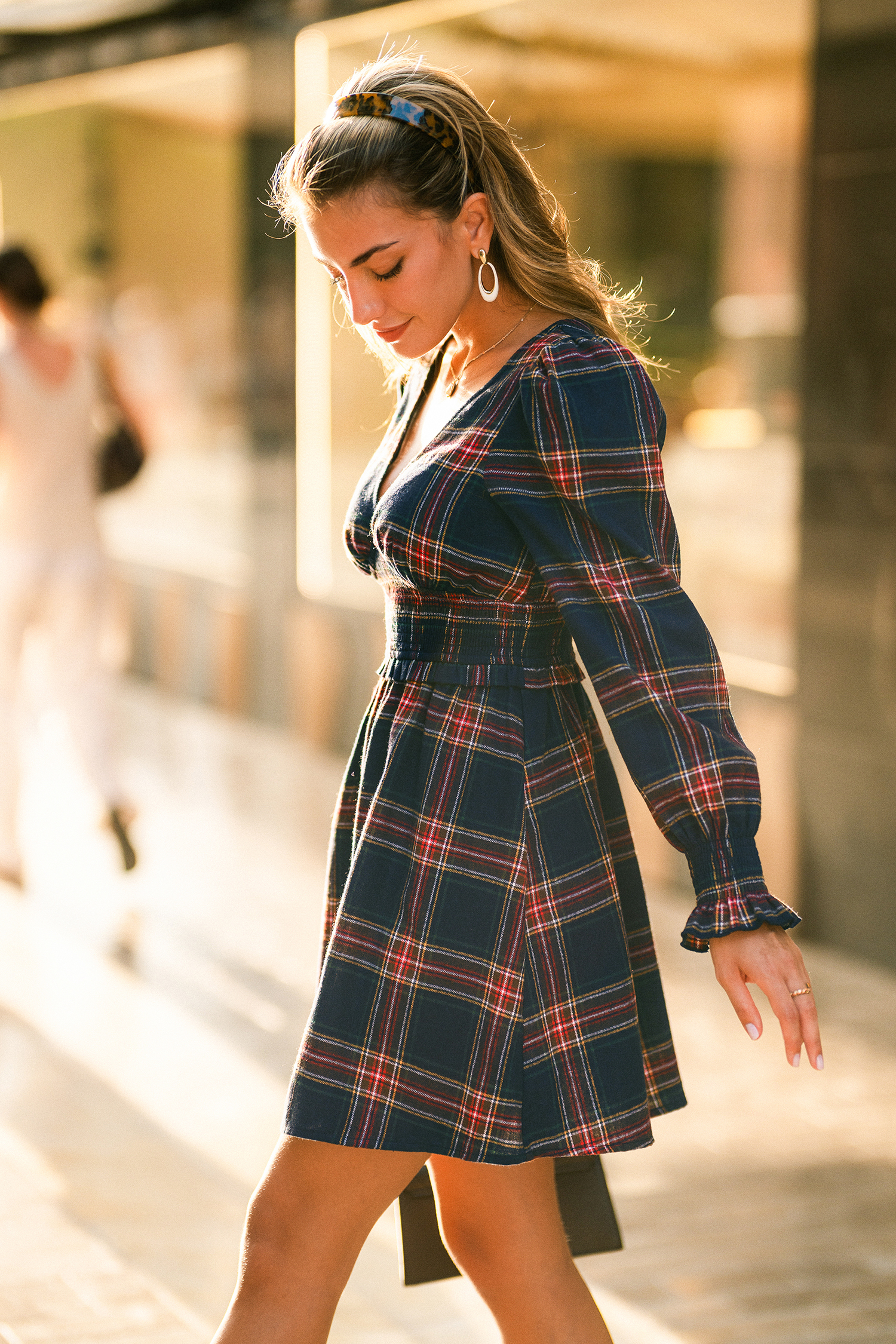 Kariertes Langarm Minikleid mit gesmokter Taille
