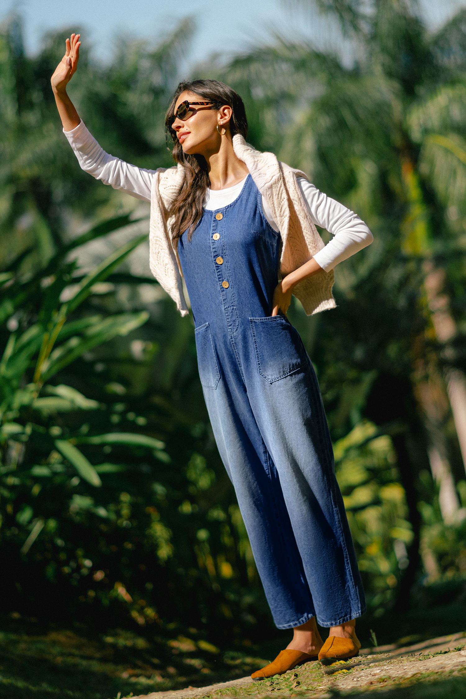 Blauer Ärmelloser Denim-Jumpsuit mit U-Ausschnitt