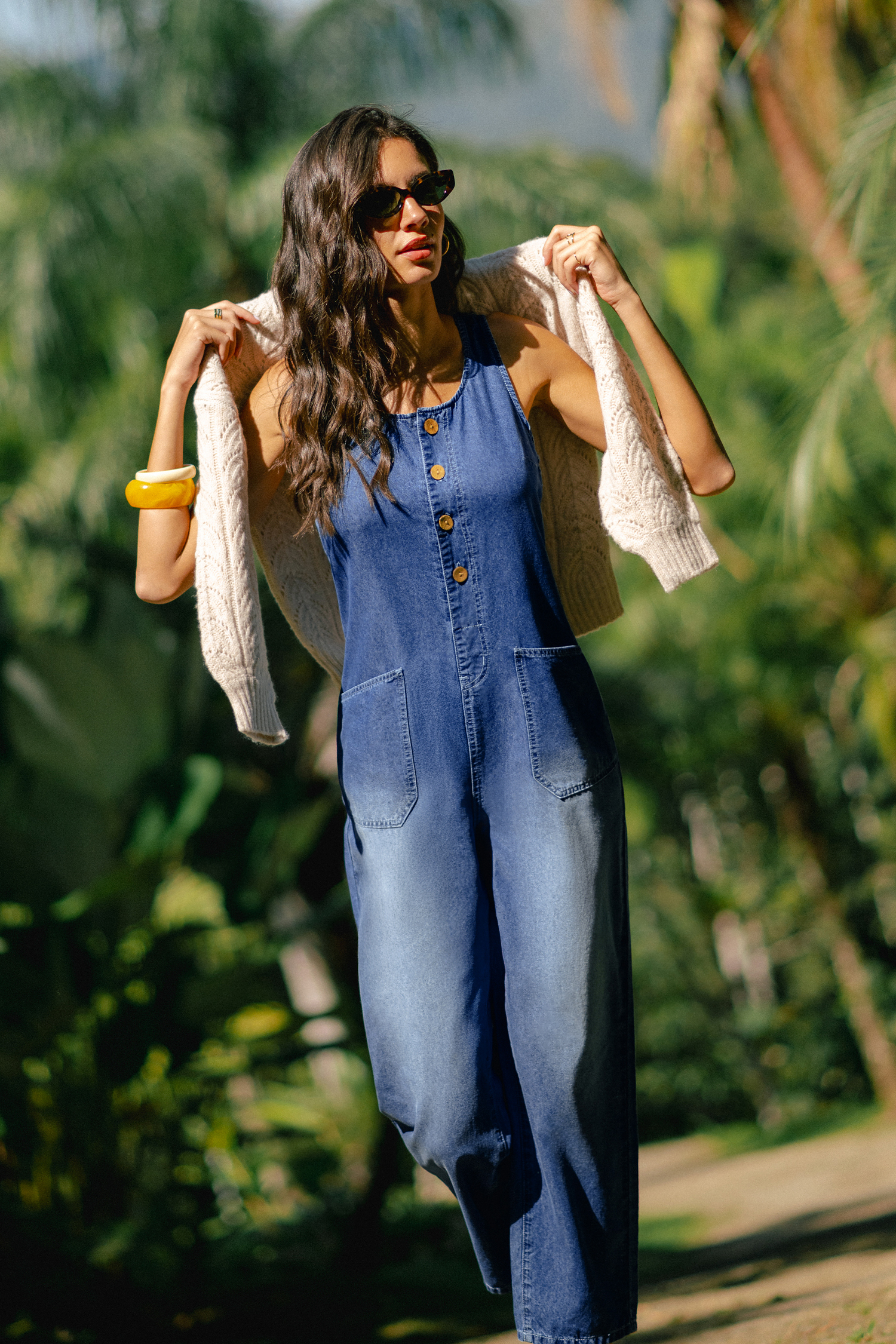 Blauer Ärmelloser Denim-Jumpsuit mit U-Ausschnitt