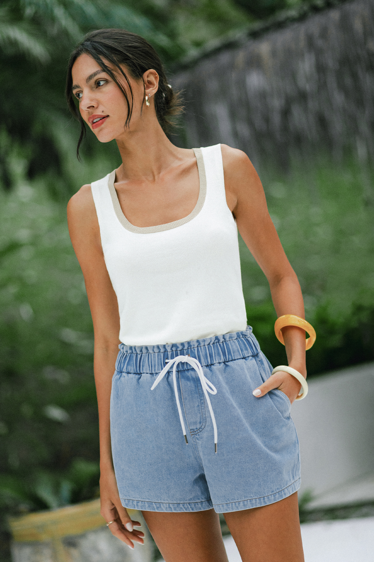 Short bleu à cordon et jambe large