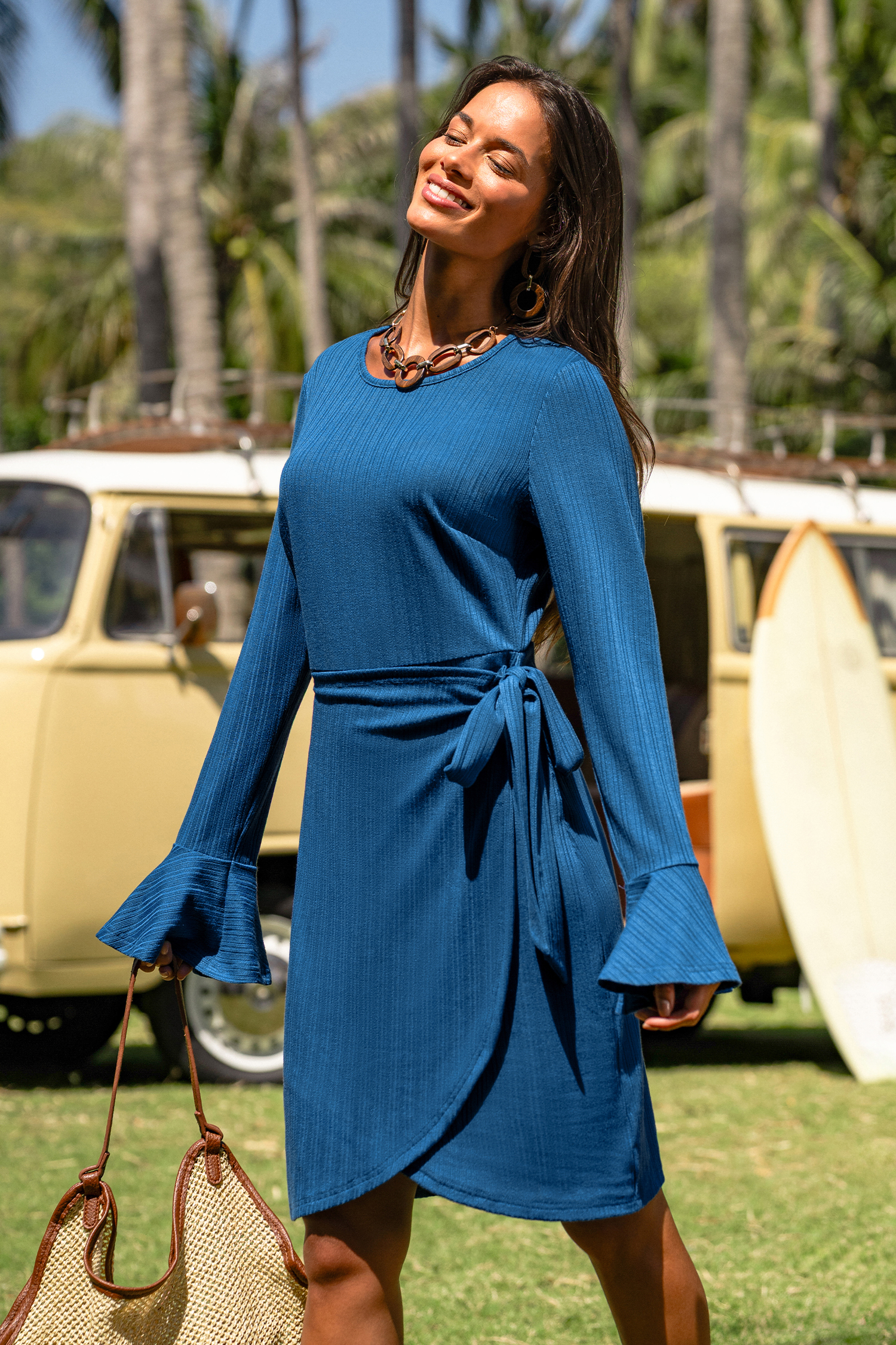 Nella lista degli invitati: mini abito blu