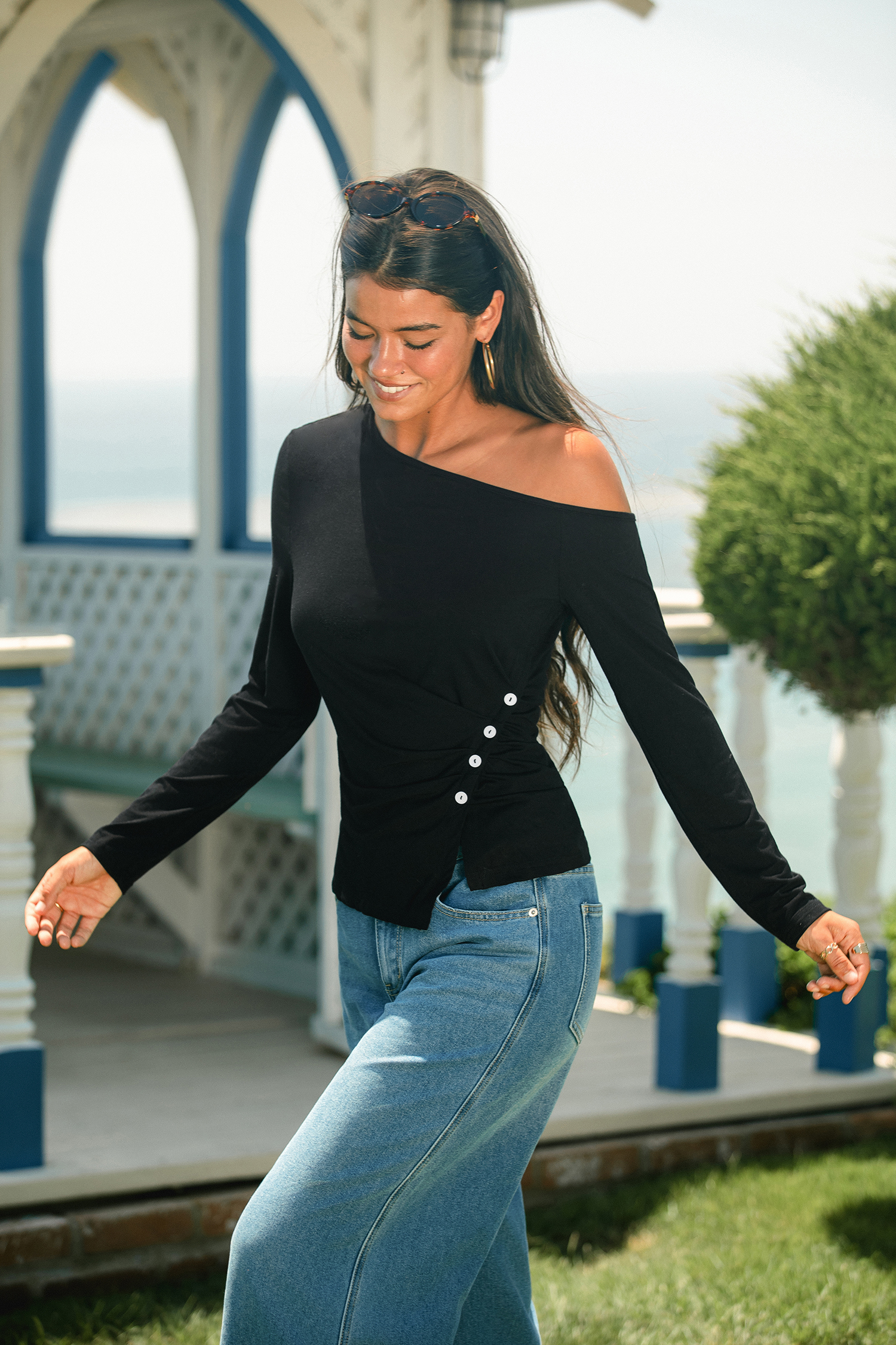 Schwarzes Langarmshirt mit asymmetrischem Ausschnitt