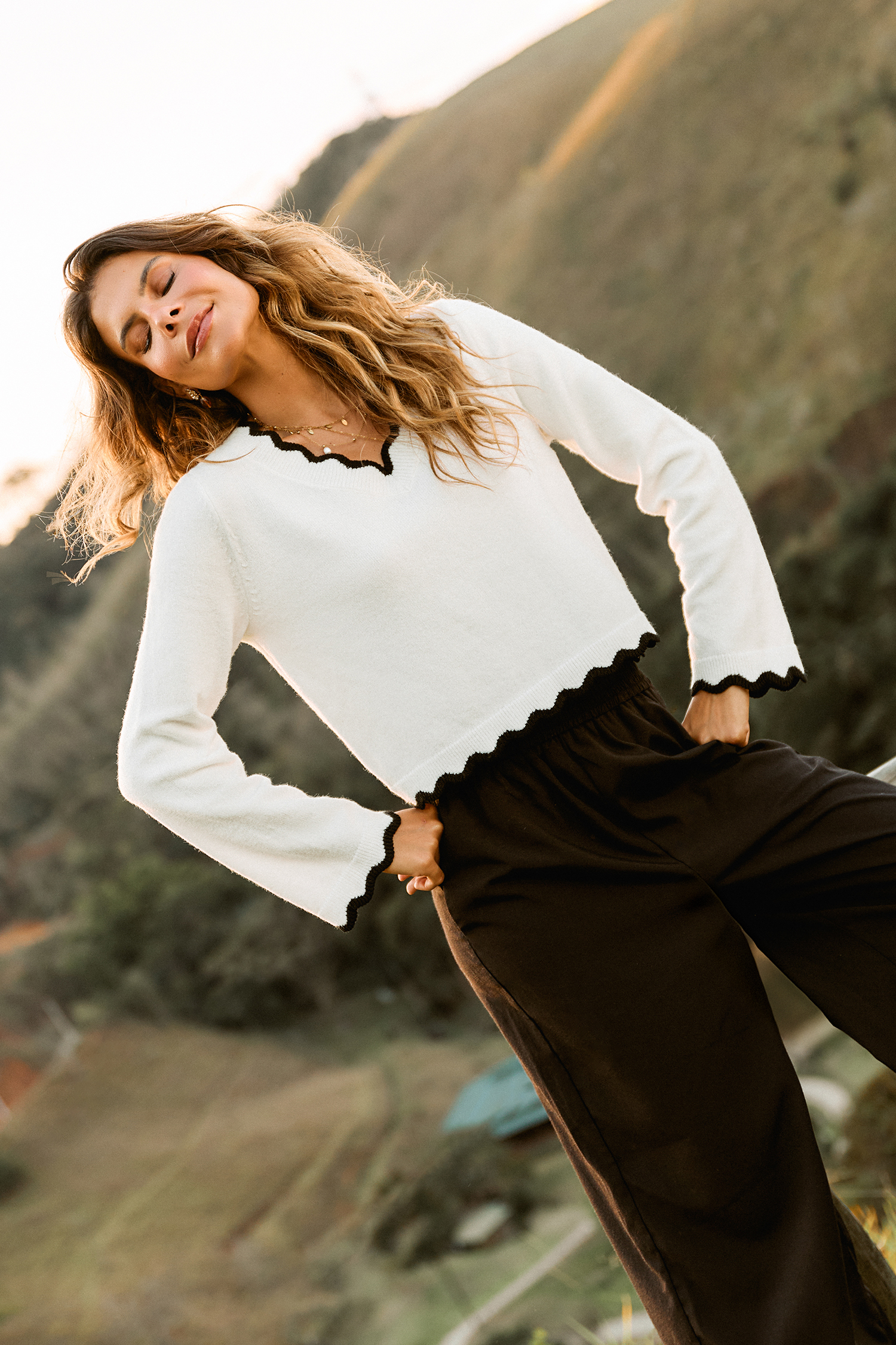 Rimanere in maglione bianco