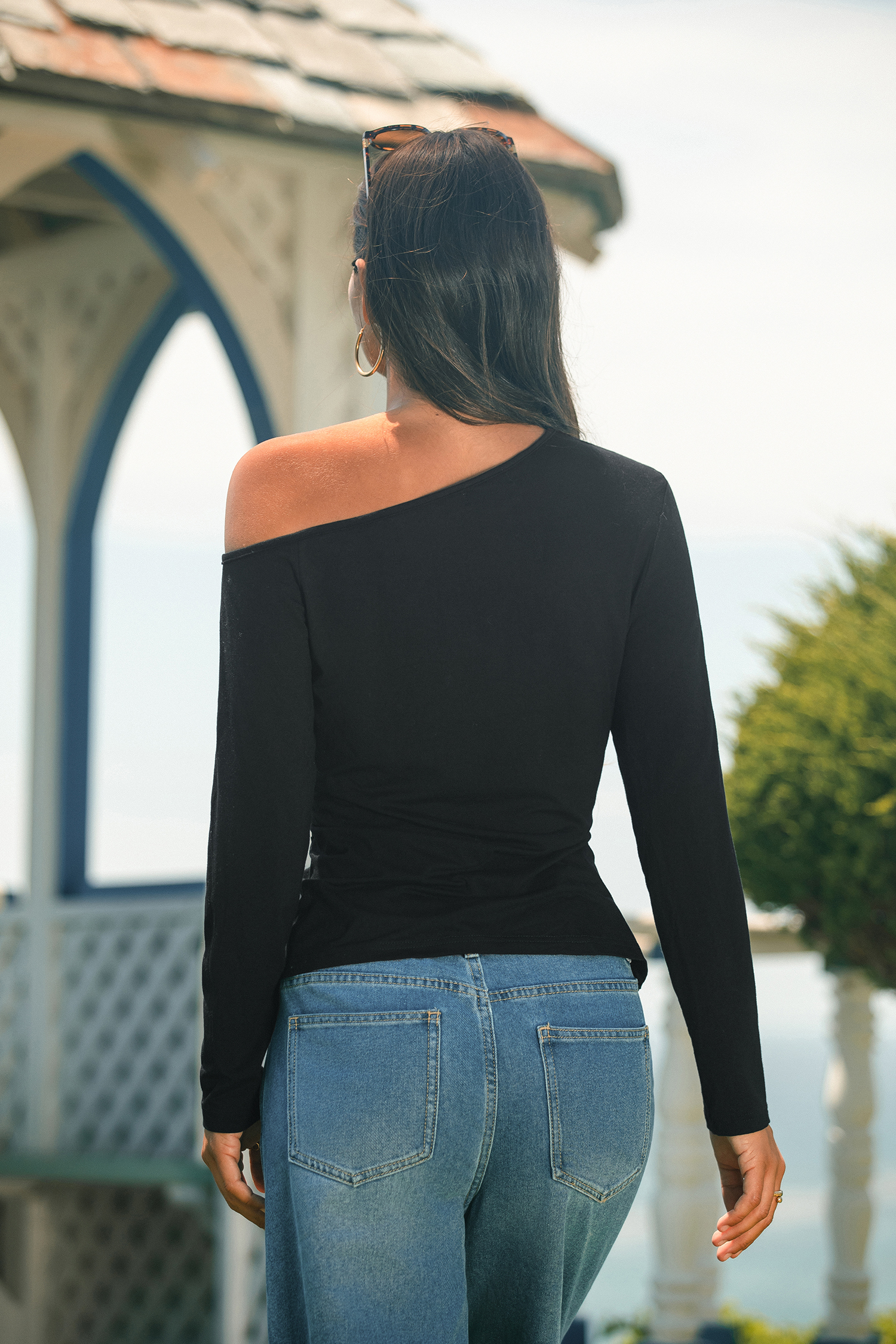 Schwarzes Langarmshirt mit asymmetrischem Ausschnitt