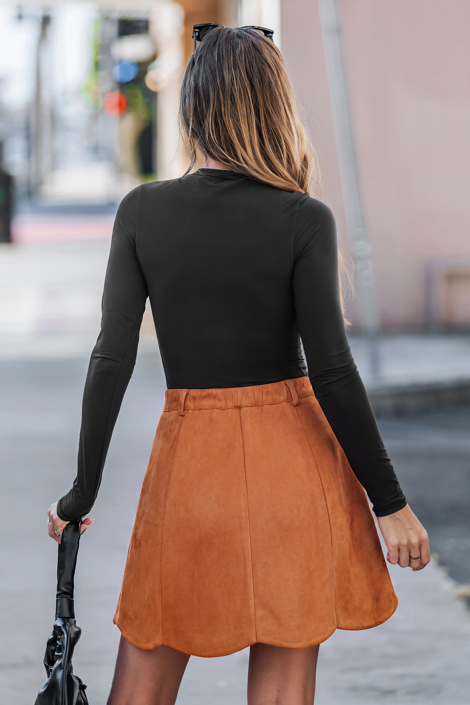 Jupe courte orange boutonnée devant
