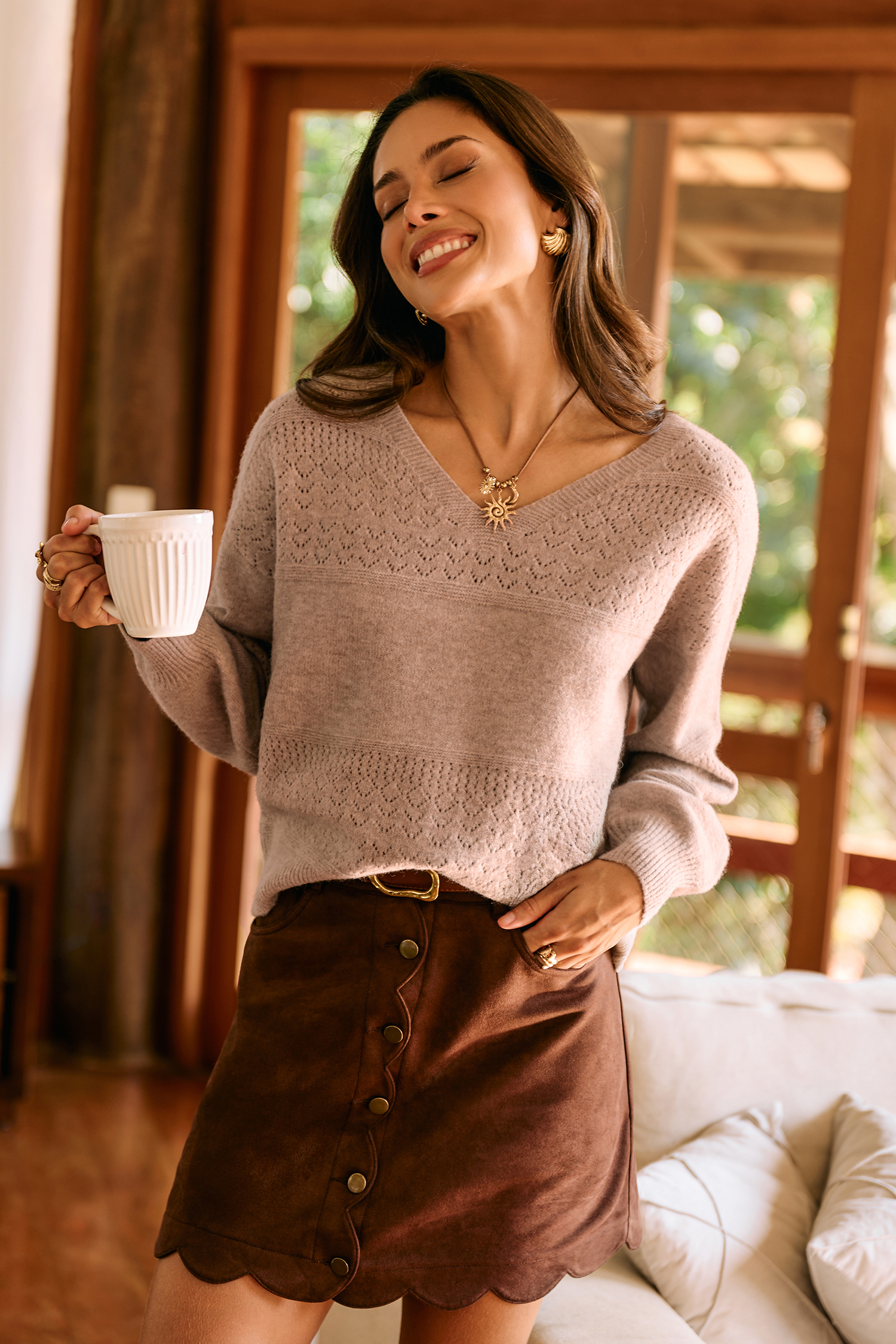 Taupefarbener Langarmpullover mit V-Ausschnitt