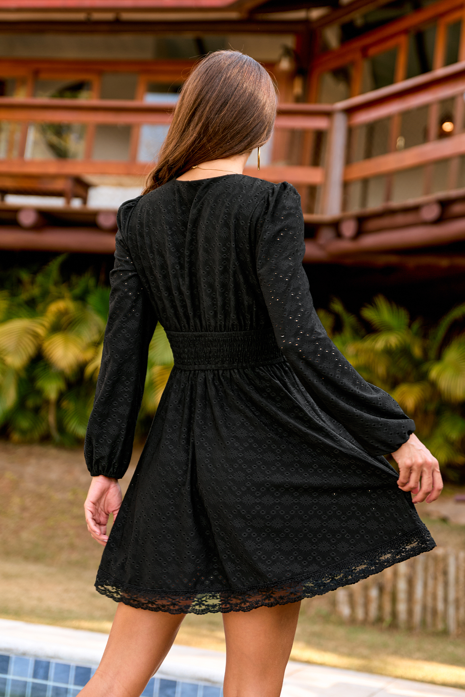 Mini abito nero dal look distintivo