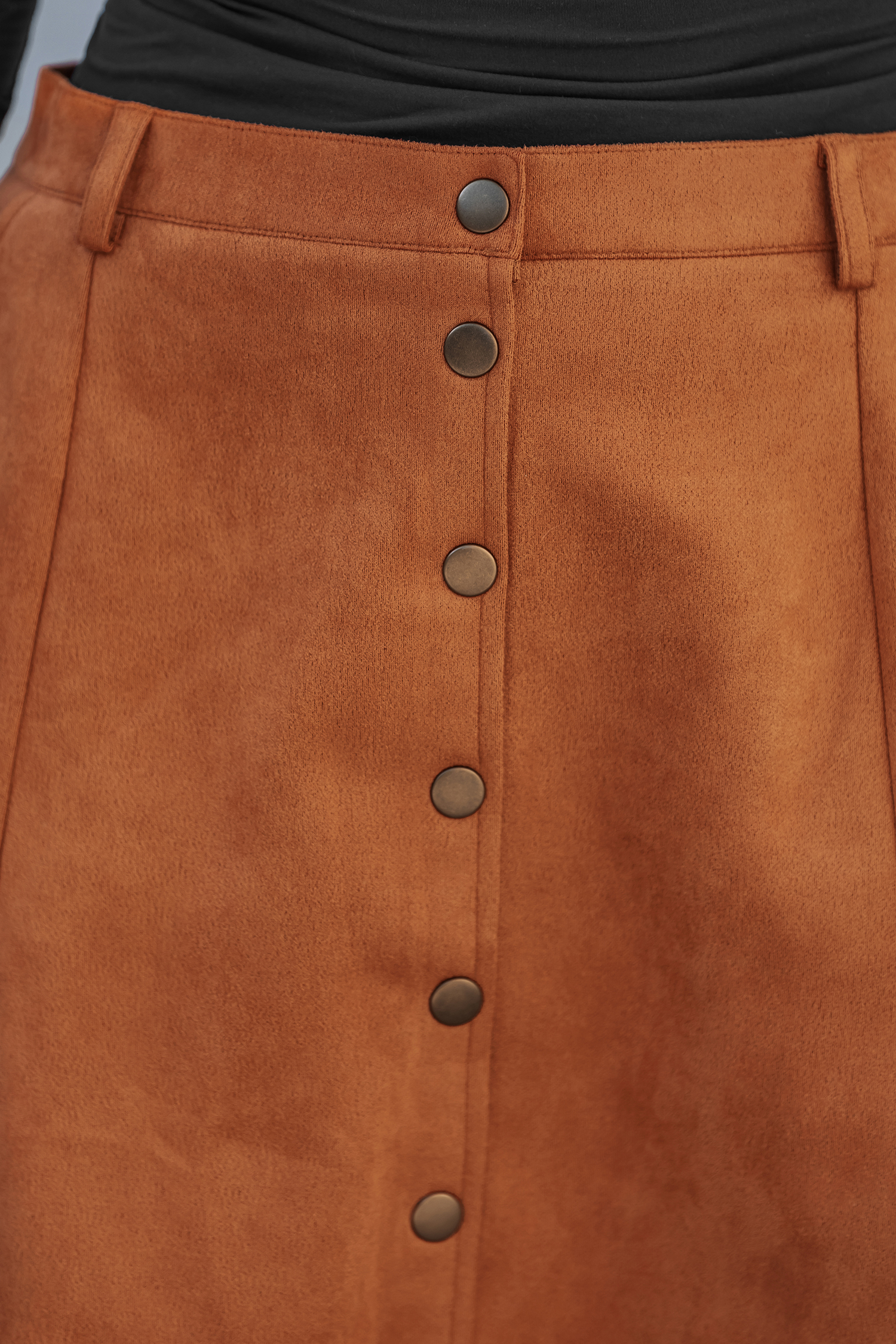 Jupe courte orange boutonnée devant