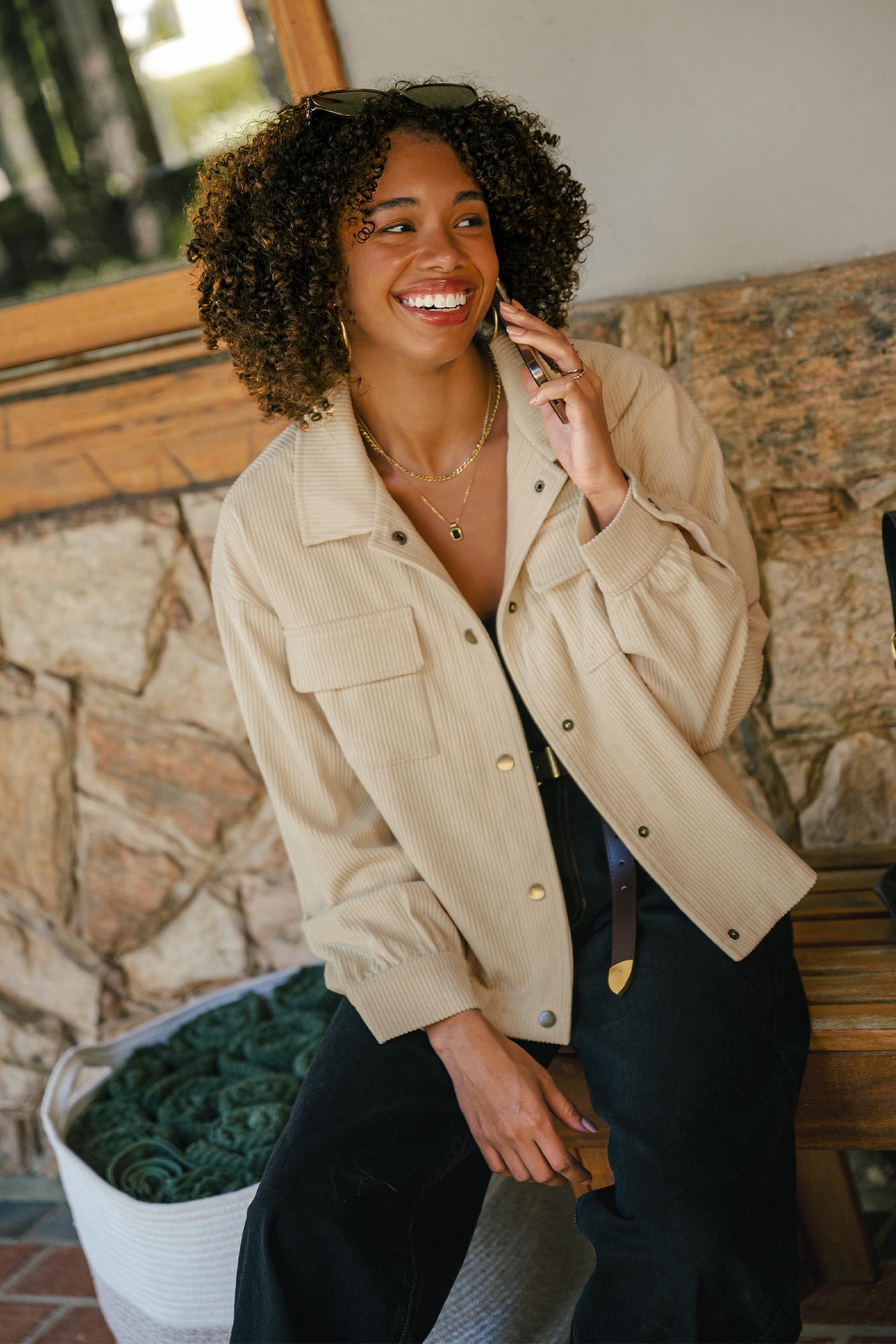 Veste beige à col chemise et boutons-pression