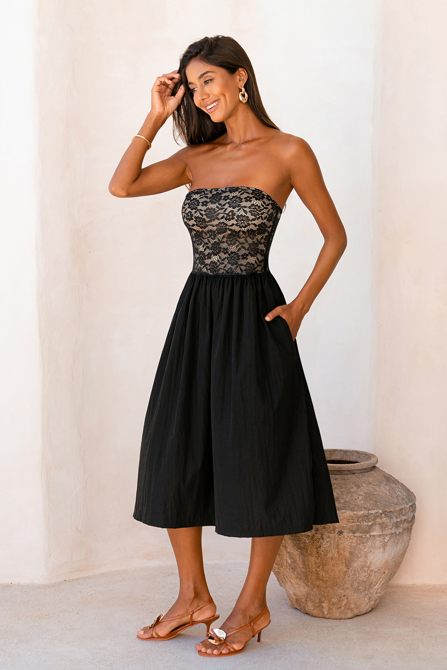 Schwarzes Shapewear-Midikleid mit abnehmbaren Trägern