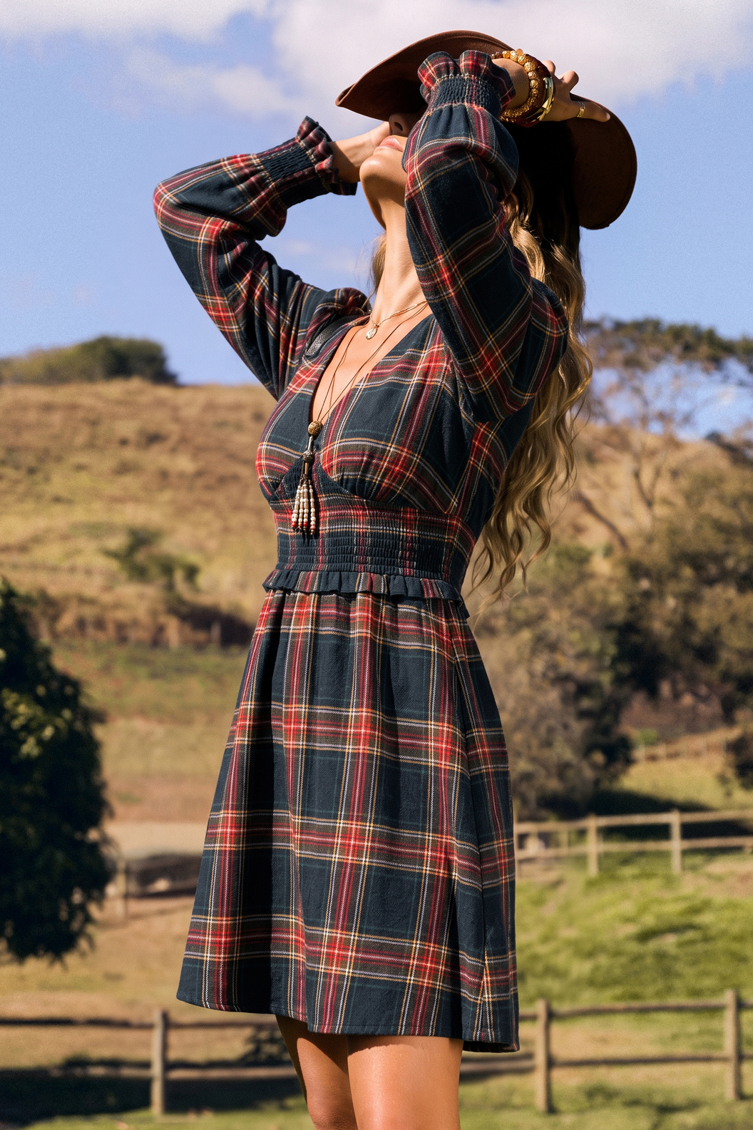 Robe courte à carreaux à col V et taille smockée