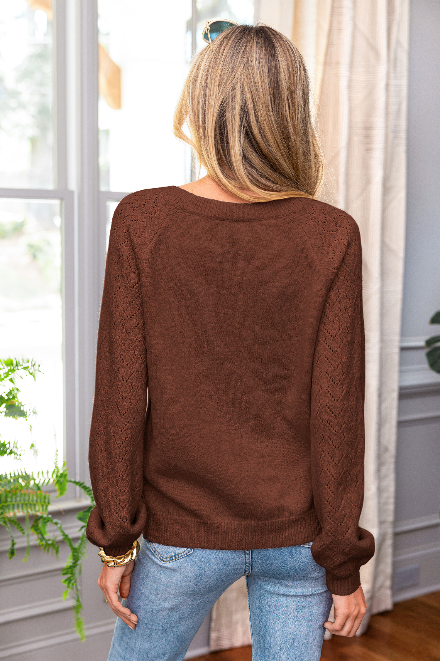 Maglione marrone dal cuore gentile