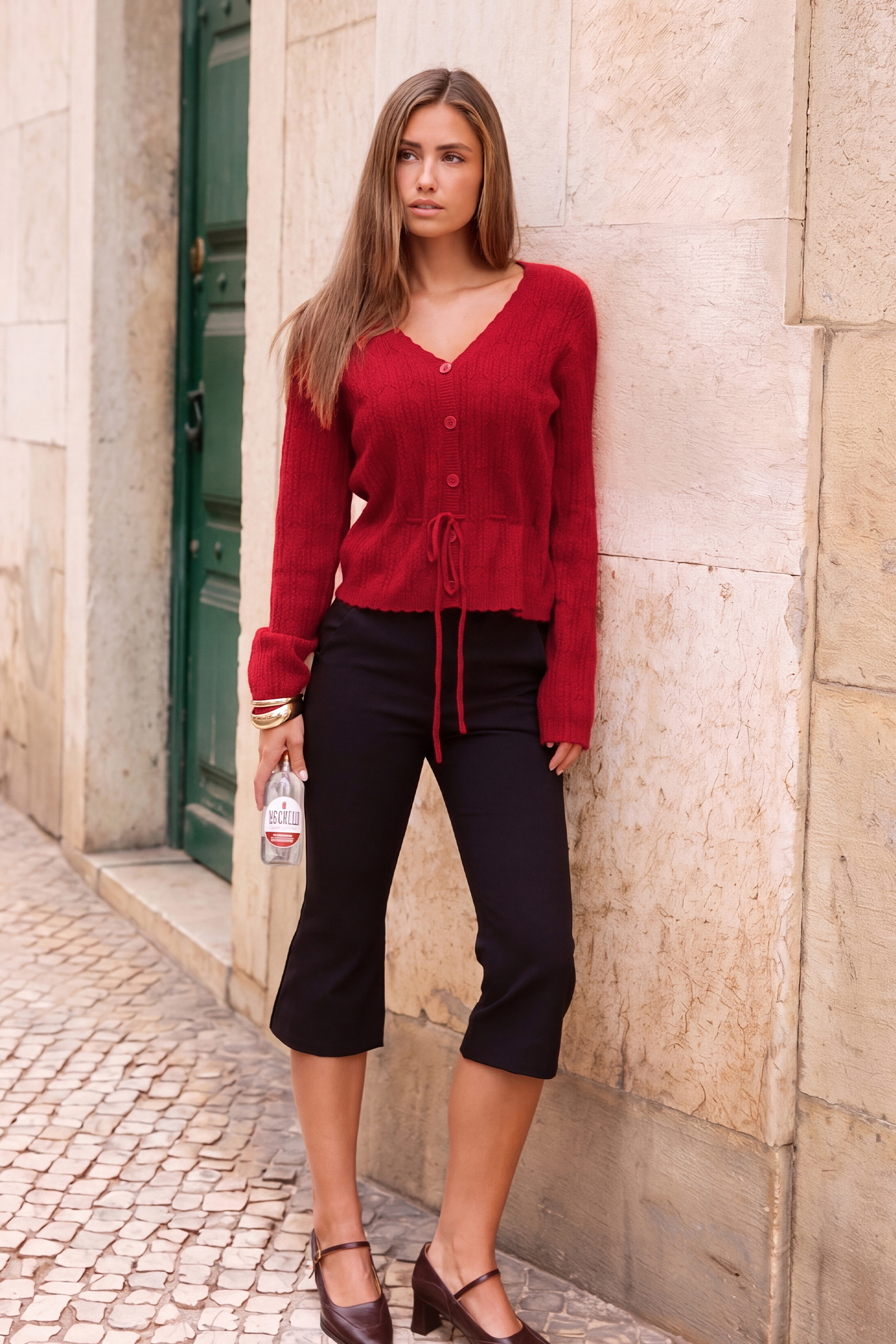 Rote Strickjacke mit V-Ausschnitt
