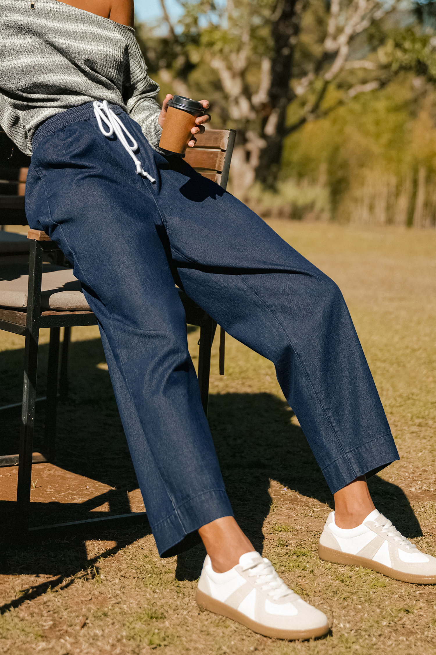 Jeans con lavaggio scuro alla moda