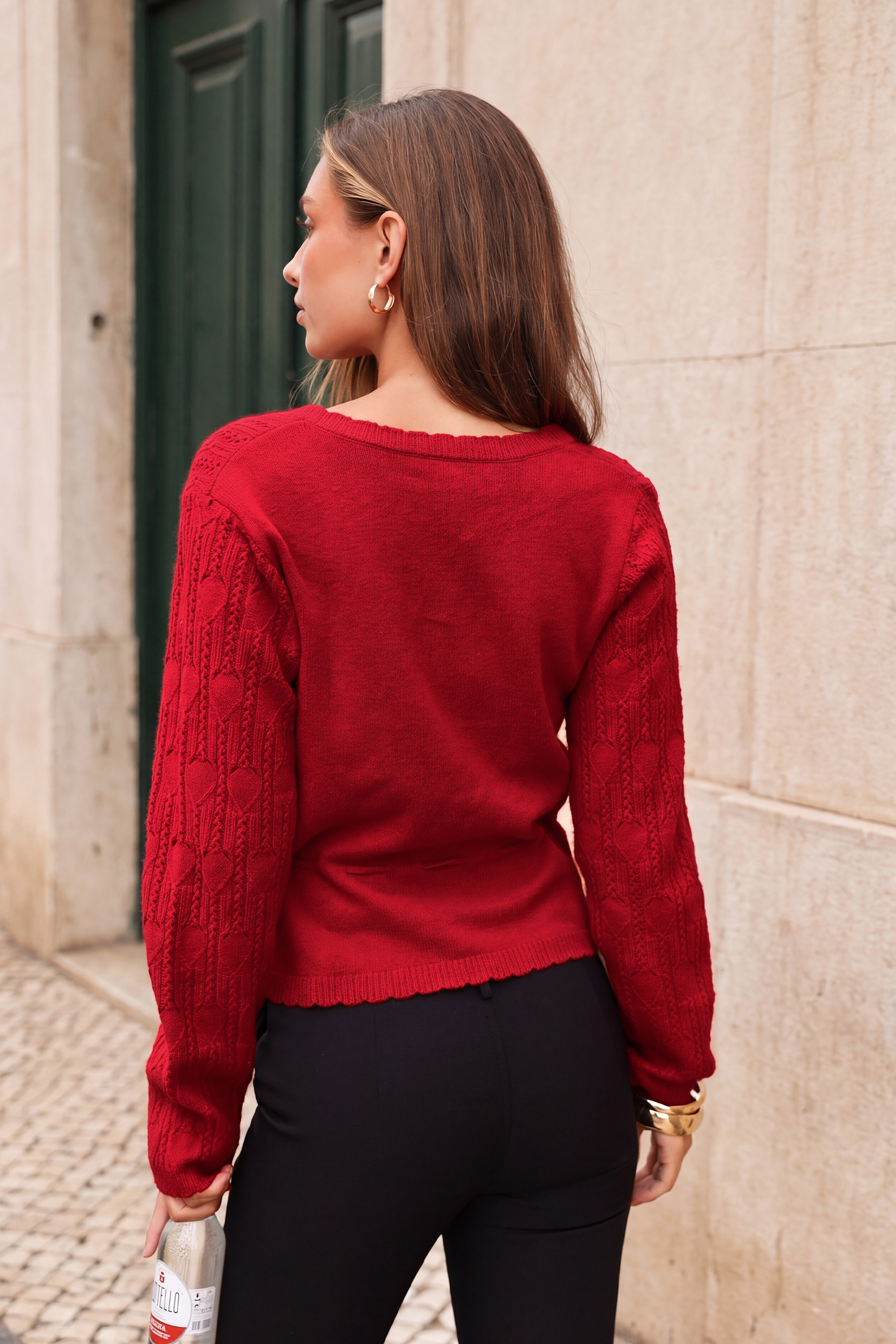 Rote Strickjacke mit V-Ausschnitt