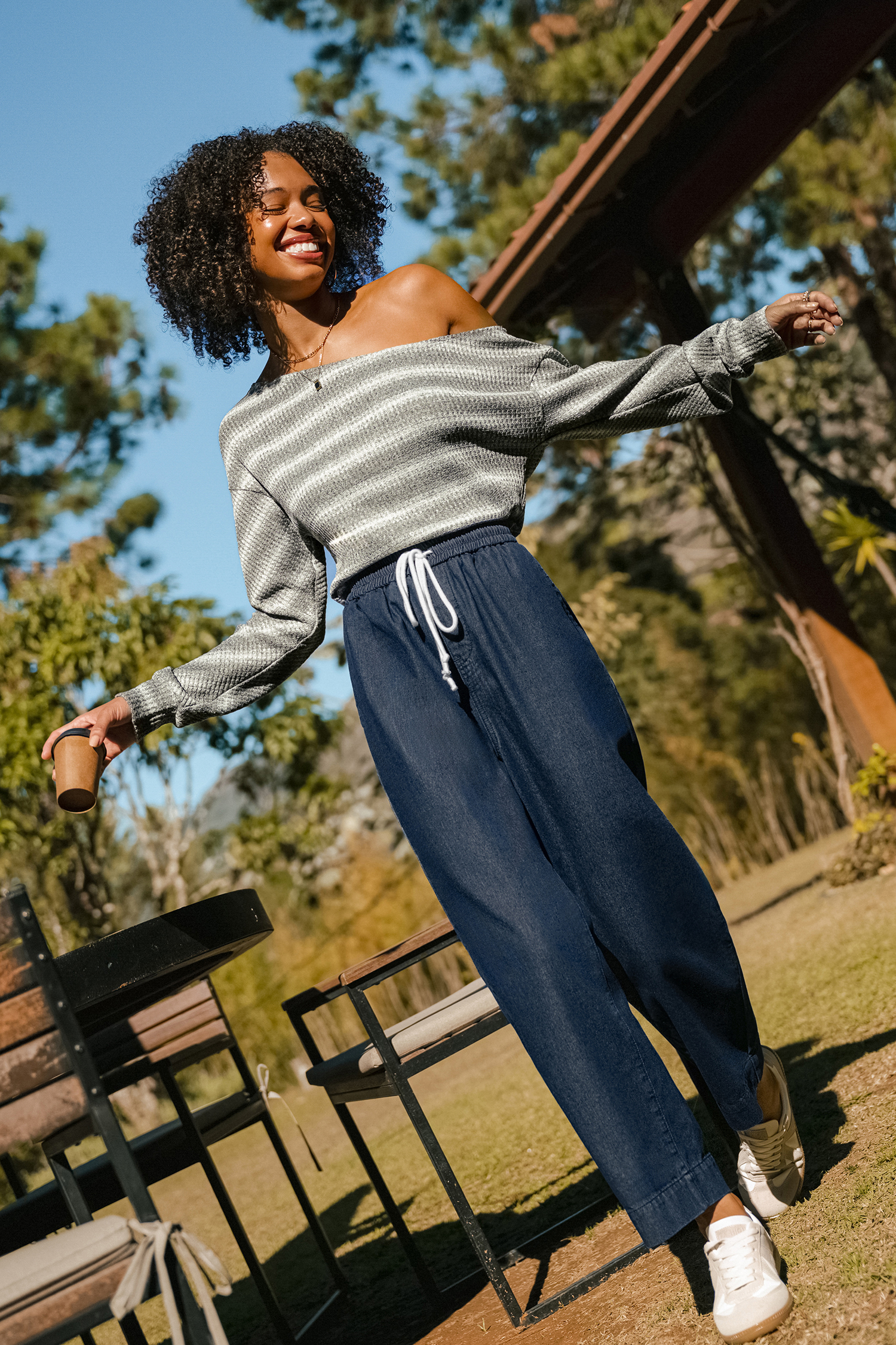 Jeans con lavaggio scuro alla moda