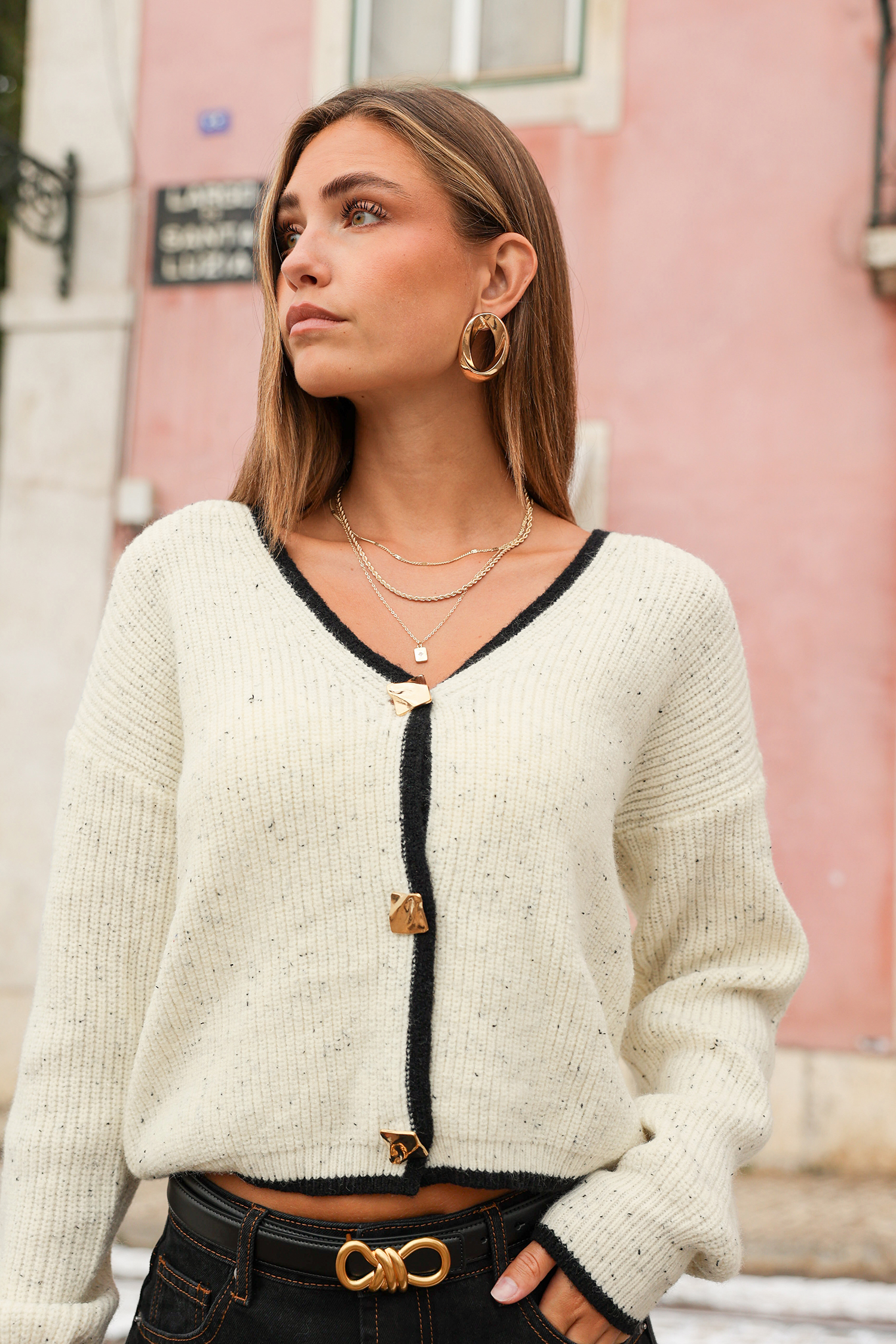Beige Strickjacke mit V-Ausschnitt und Kontrastdetails