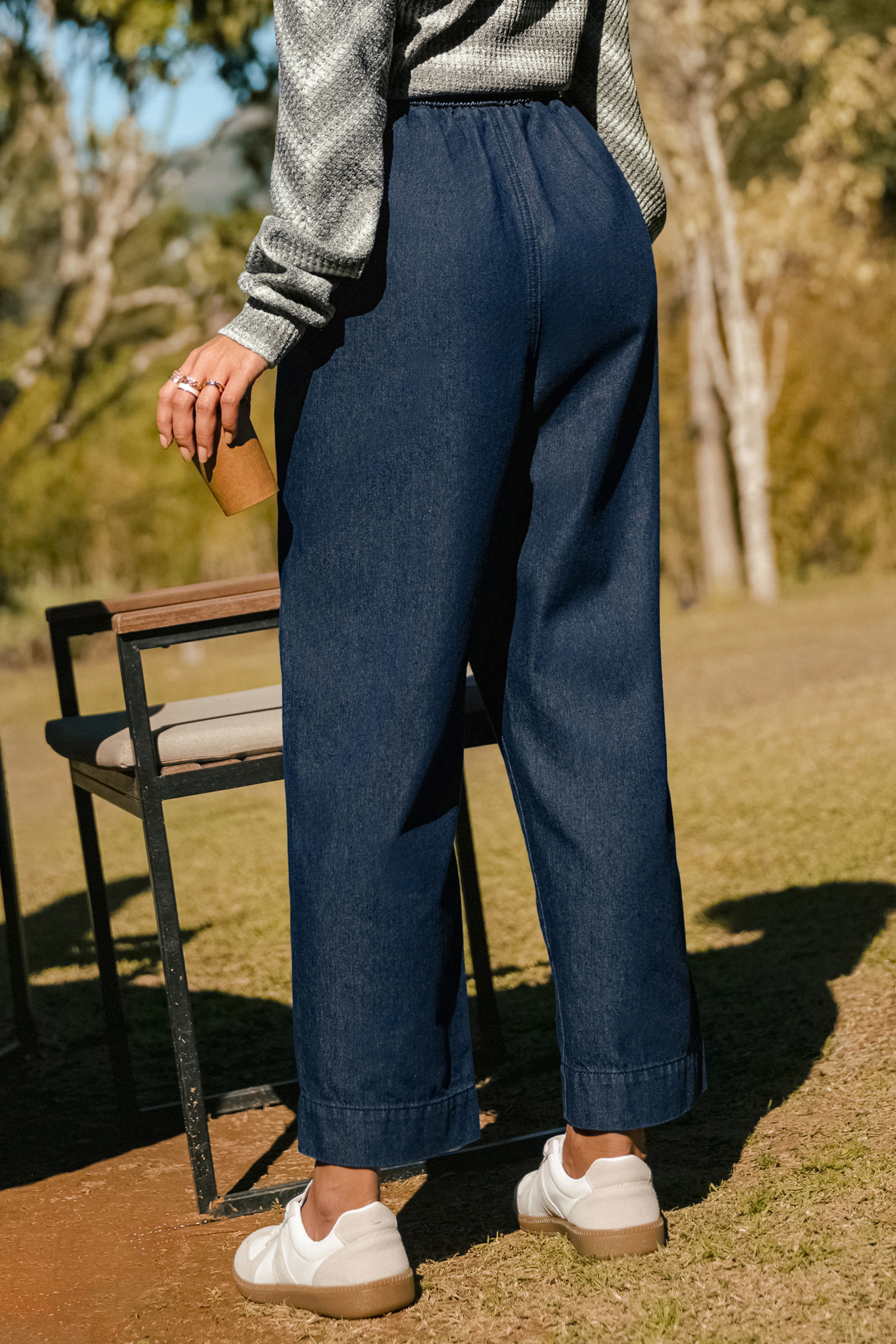 Jeans con lavaggio scuro alla moda