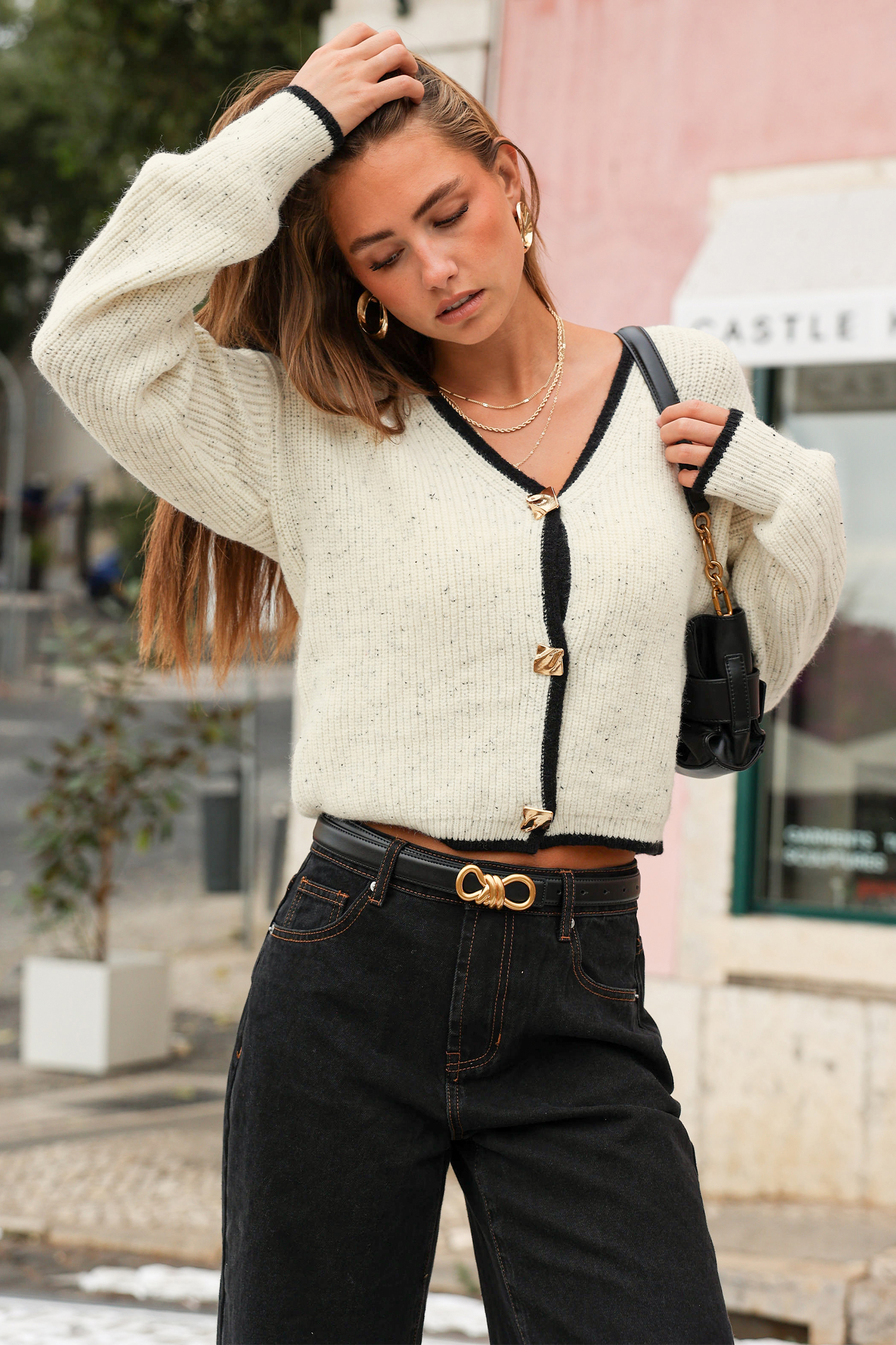Beige Strickjacke mit V-Ausschnitt und Kontrastdetails