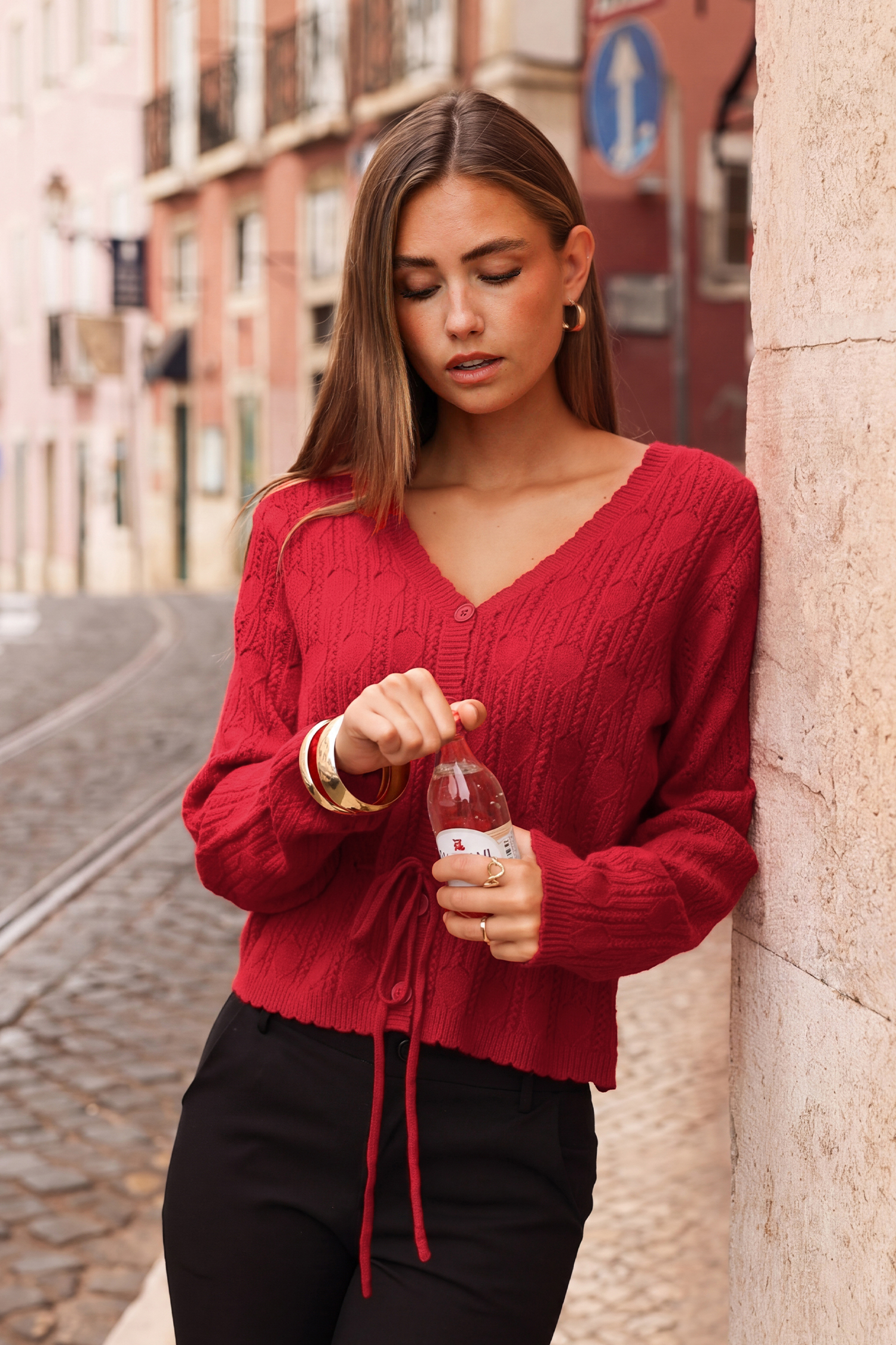 Rote Strickjacke mit V-Ausschnitt