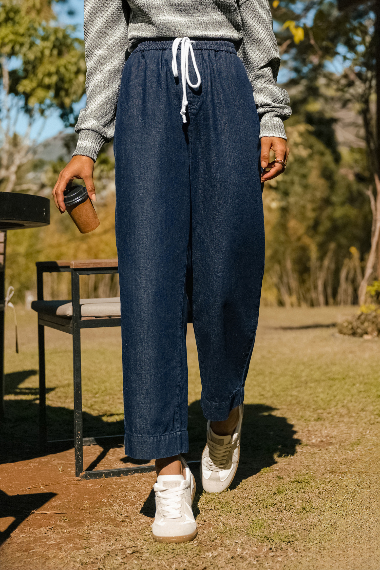 Jeans con lavaggio scuro alla moda