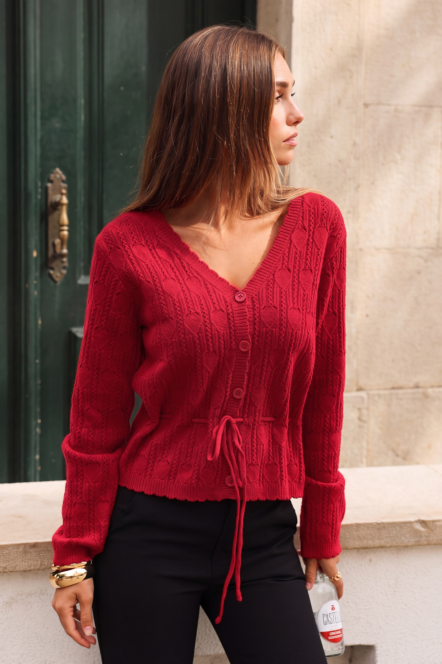 Rote Strickjacke mit V-Ausschnitt