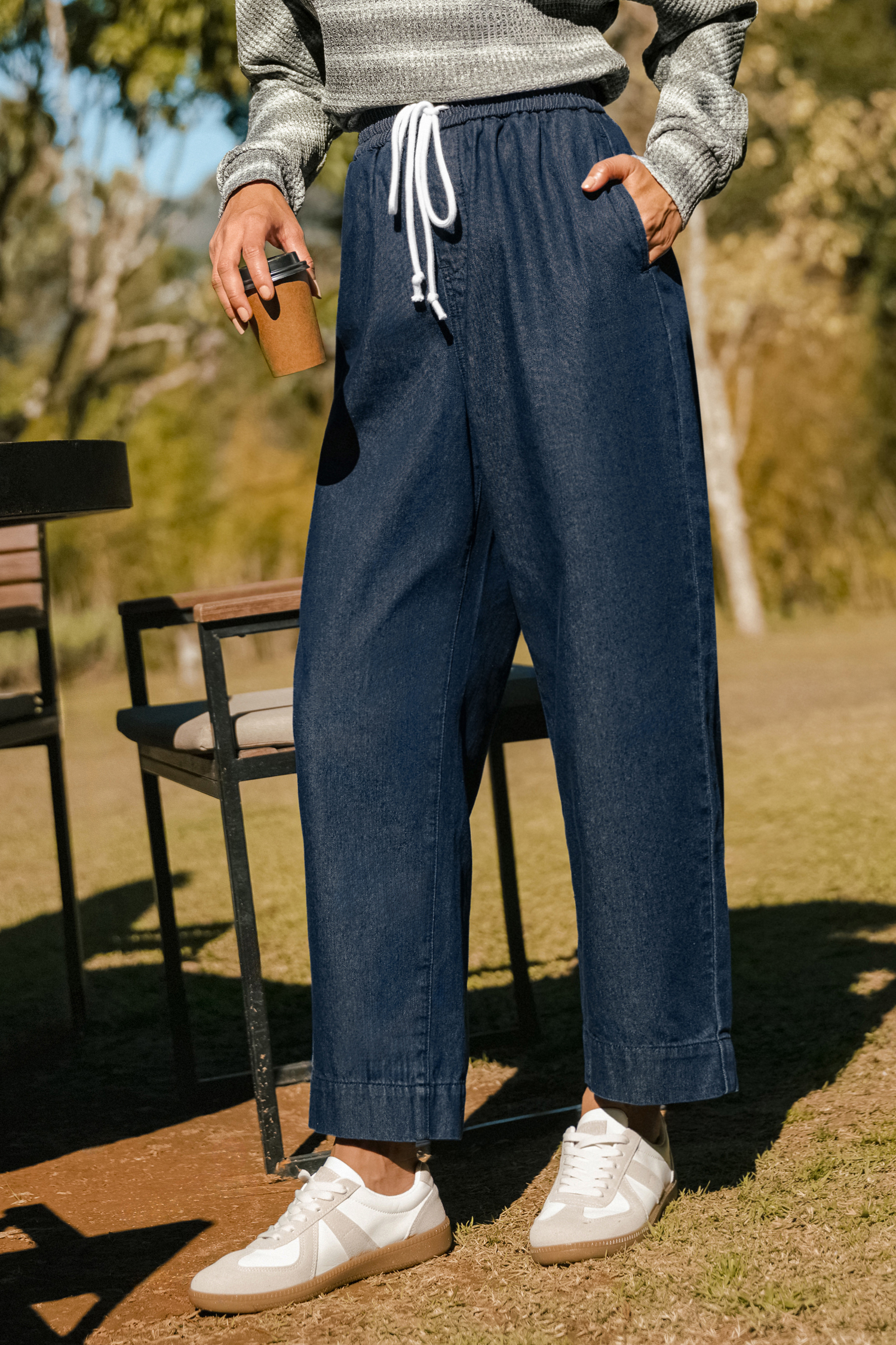 Jeans con lavaggio scuro alla moda