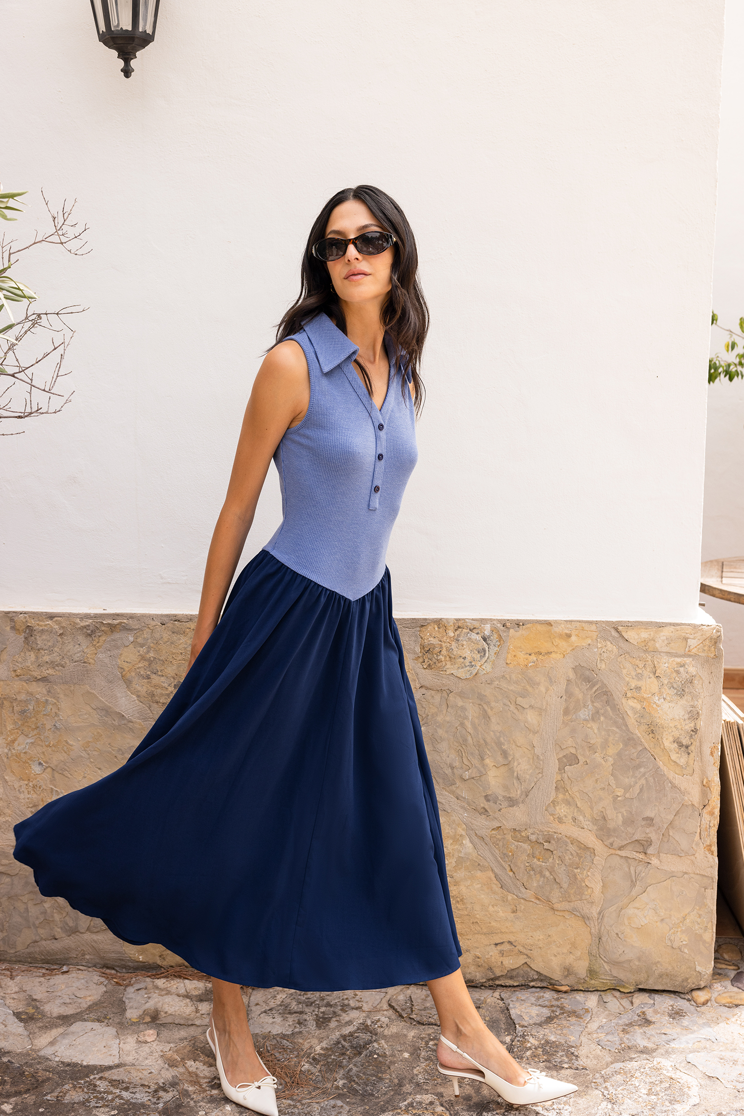 Robe midi bleue à col chemise sans manches