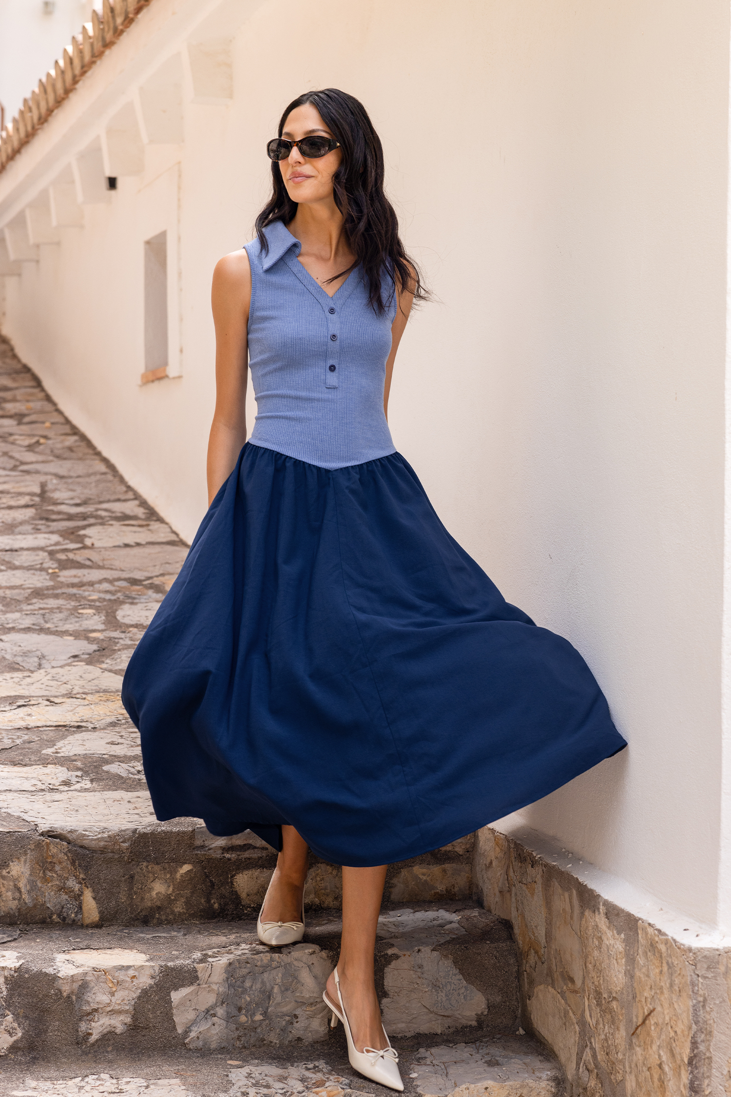 Robe midi bleue à col chemise sans manches