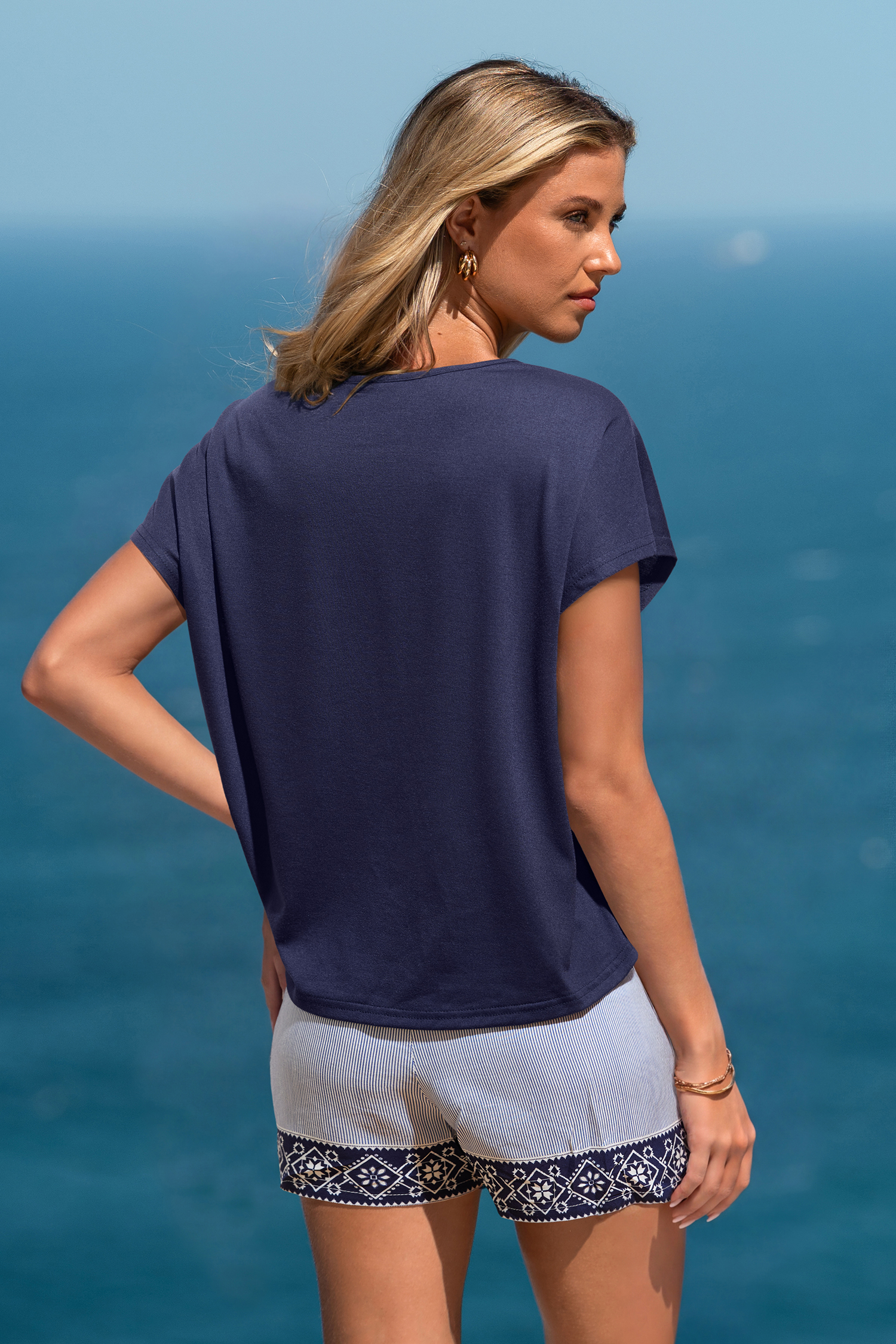 Ensemble pyjama bleu avec chemise décontractée et short