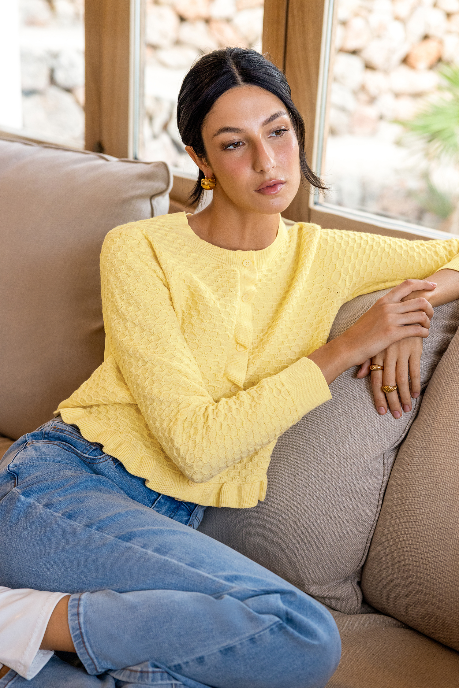 Gelbe Strickjacke mit Rundhalsausschnitt