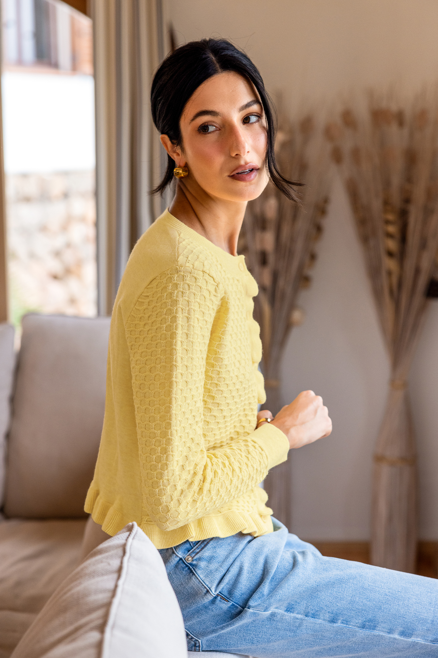 Gelbe Strickjacke mit Rundhalsausschnitt