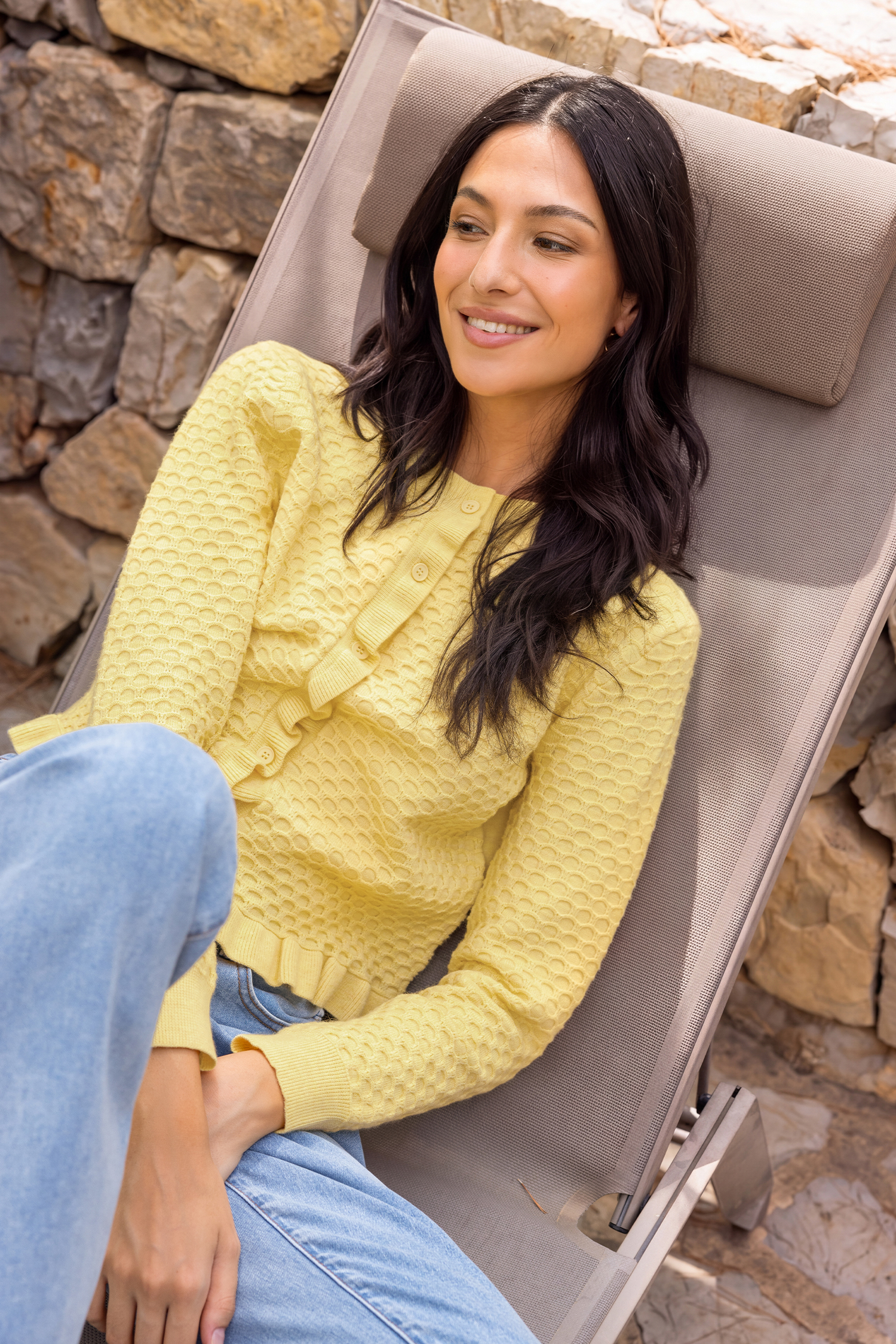 Gelbe Strickjacke mit Rundhalsausschnitt