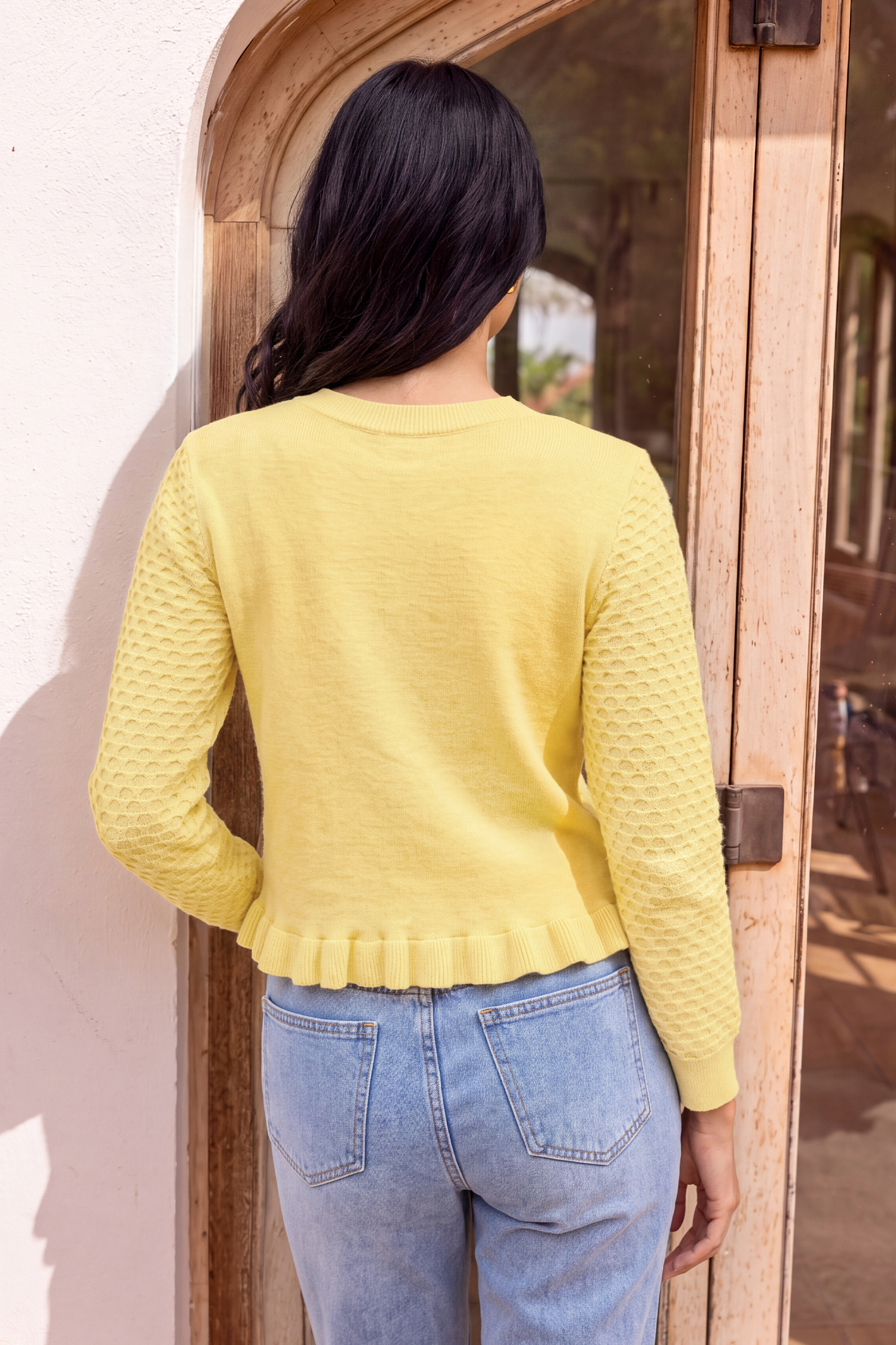 Gelbe Strickjacke mit Rundhalsausschnitt