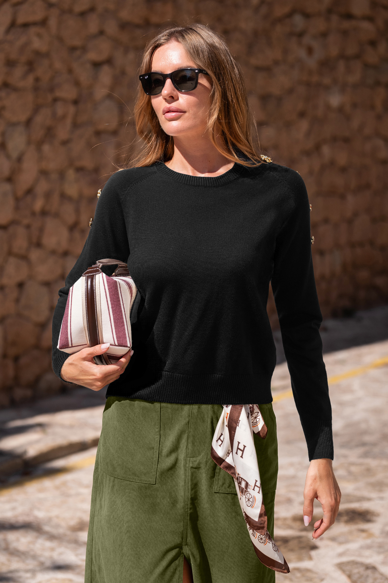 Czarny sweter Gilded Touch