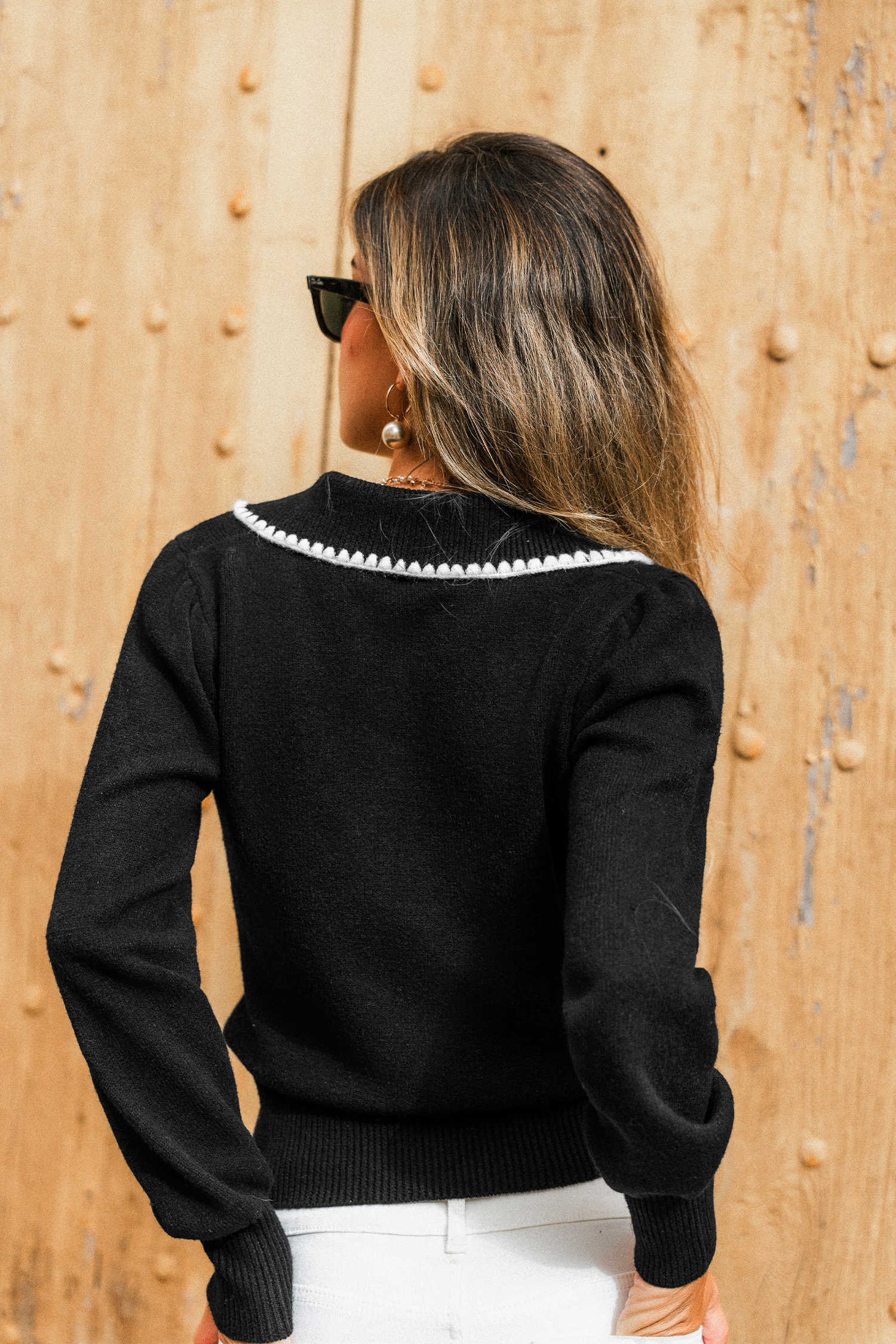 Pull noir en tricot à col chemise et manches longues