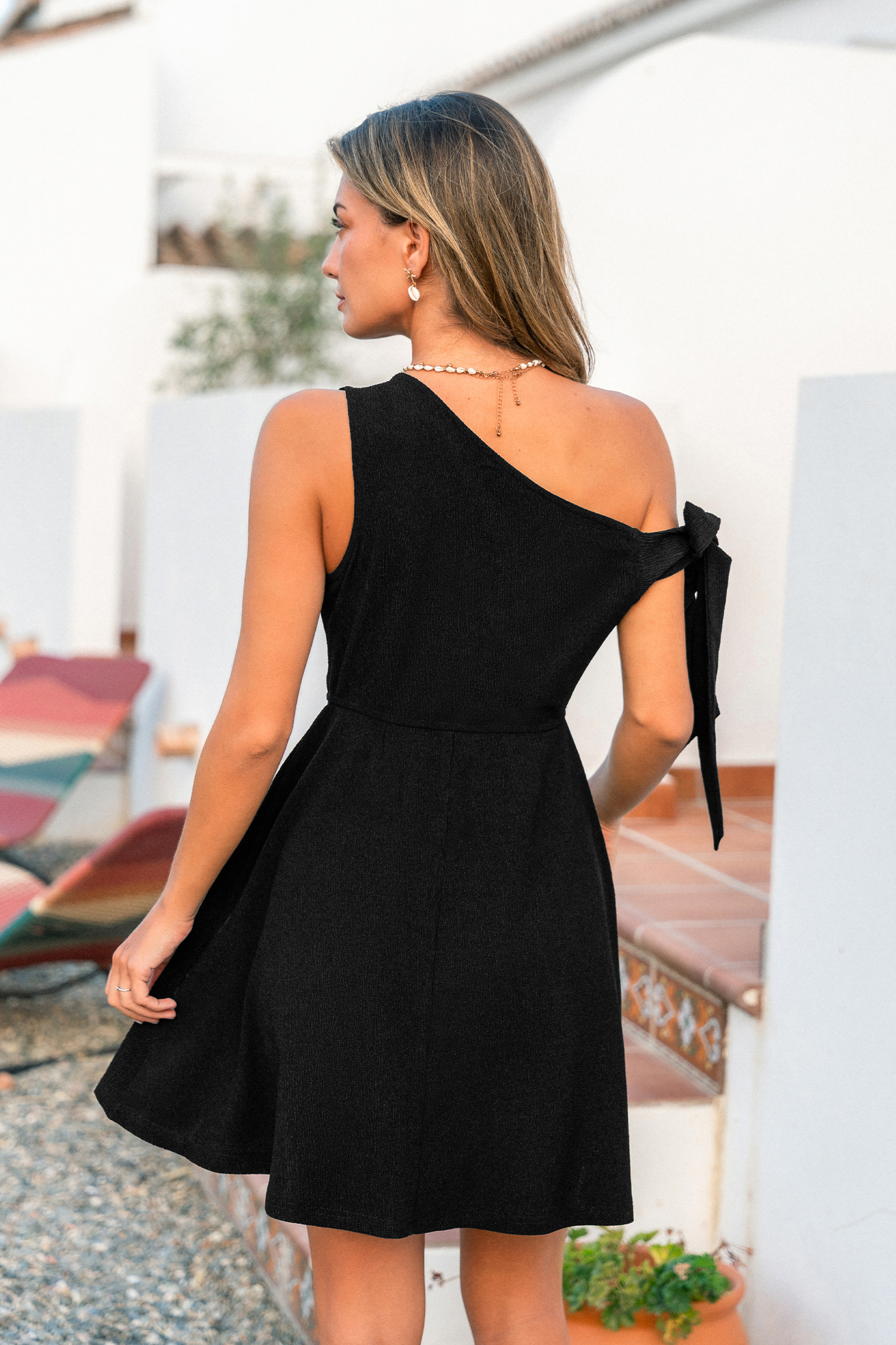 Robe courte noire à col asymétrique sans manches