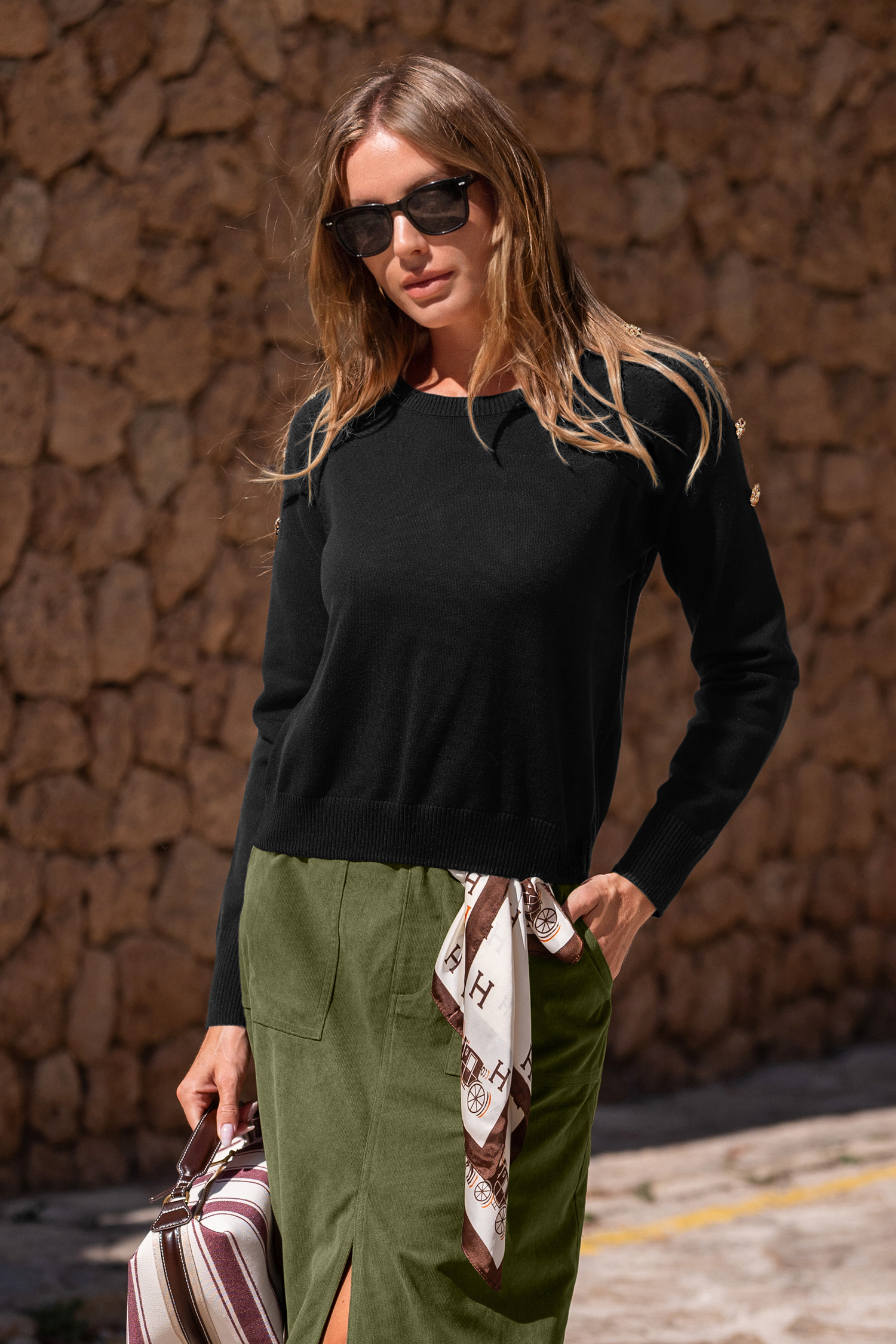 Czarny sweter Gilded Touch