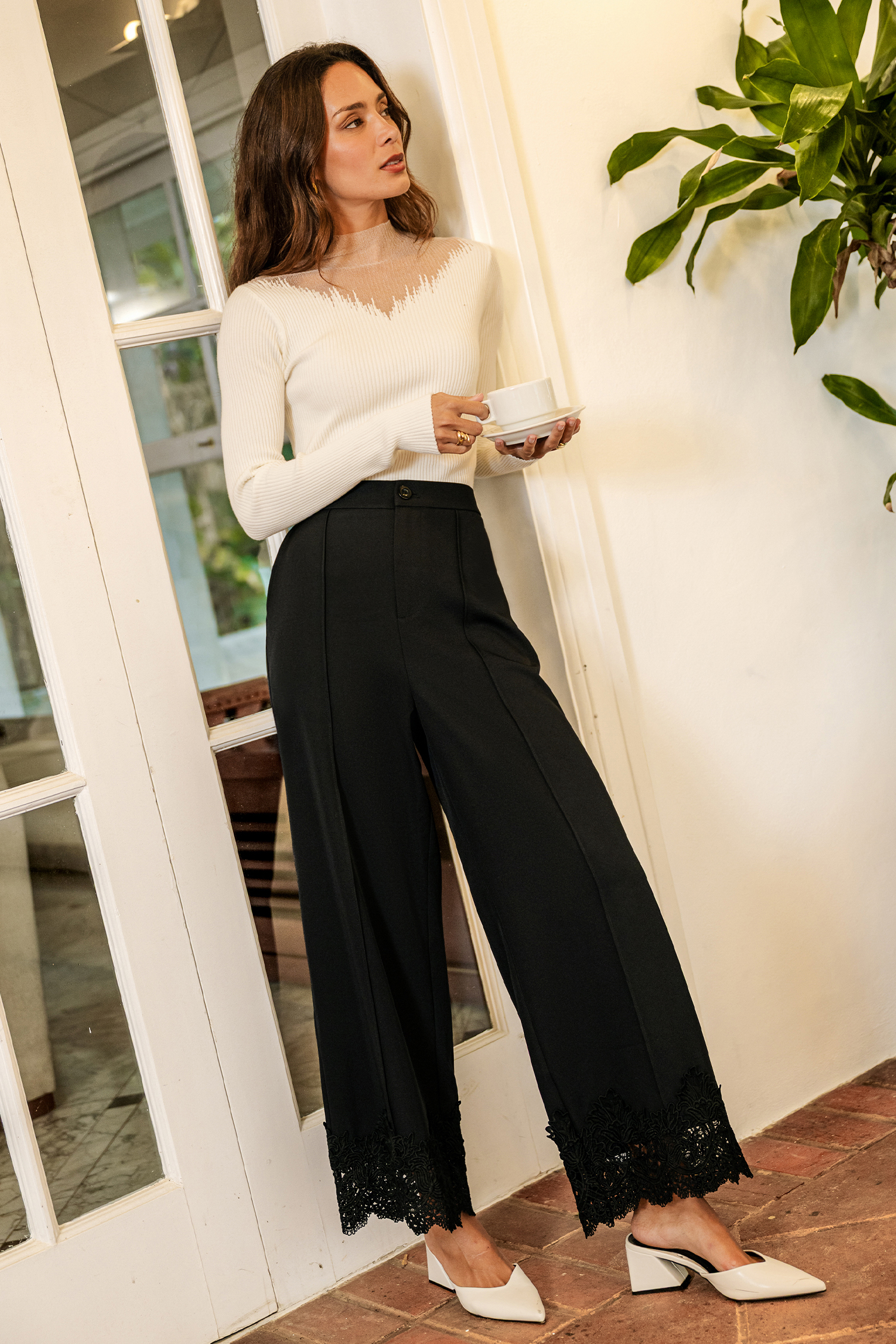 Schwarze Hose mit Spitzenbesatz