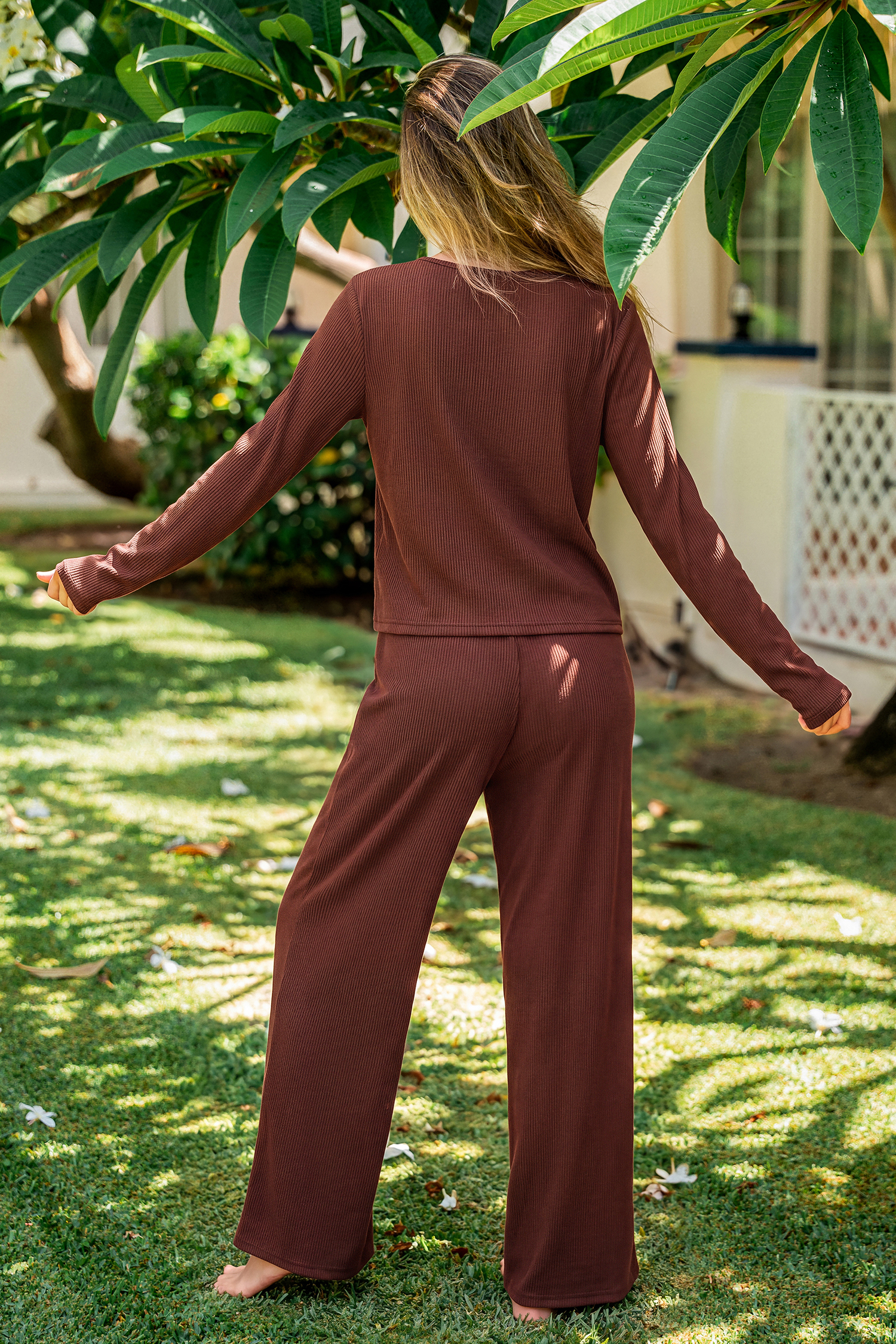 Ensemble pyjama marron à col rond et pantalon assorti