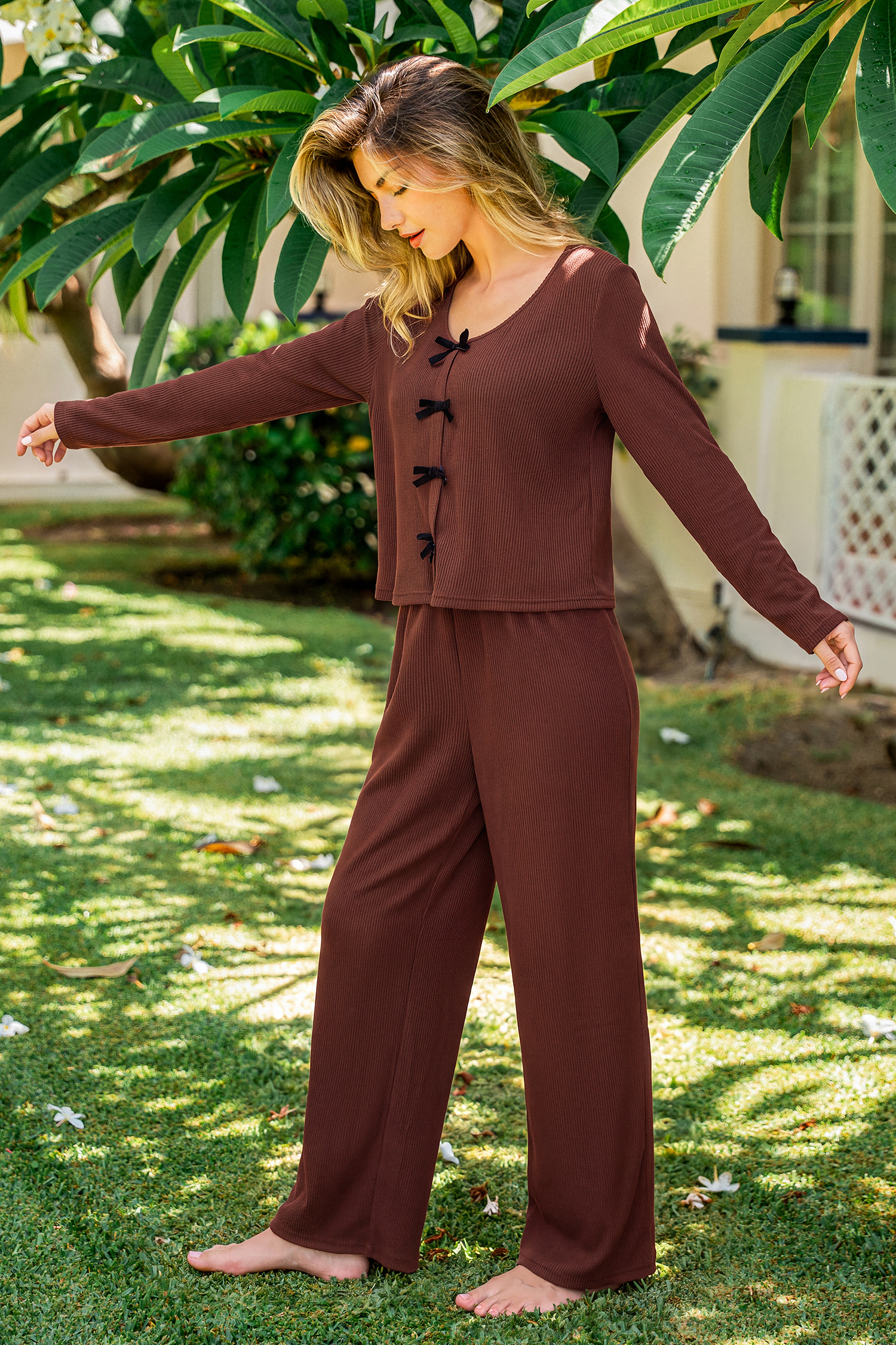 Ensemble pyjama marron à col rond et pantalon assorti