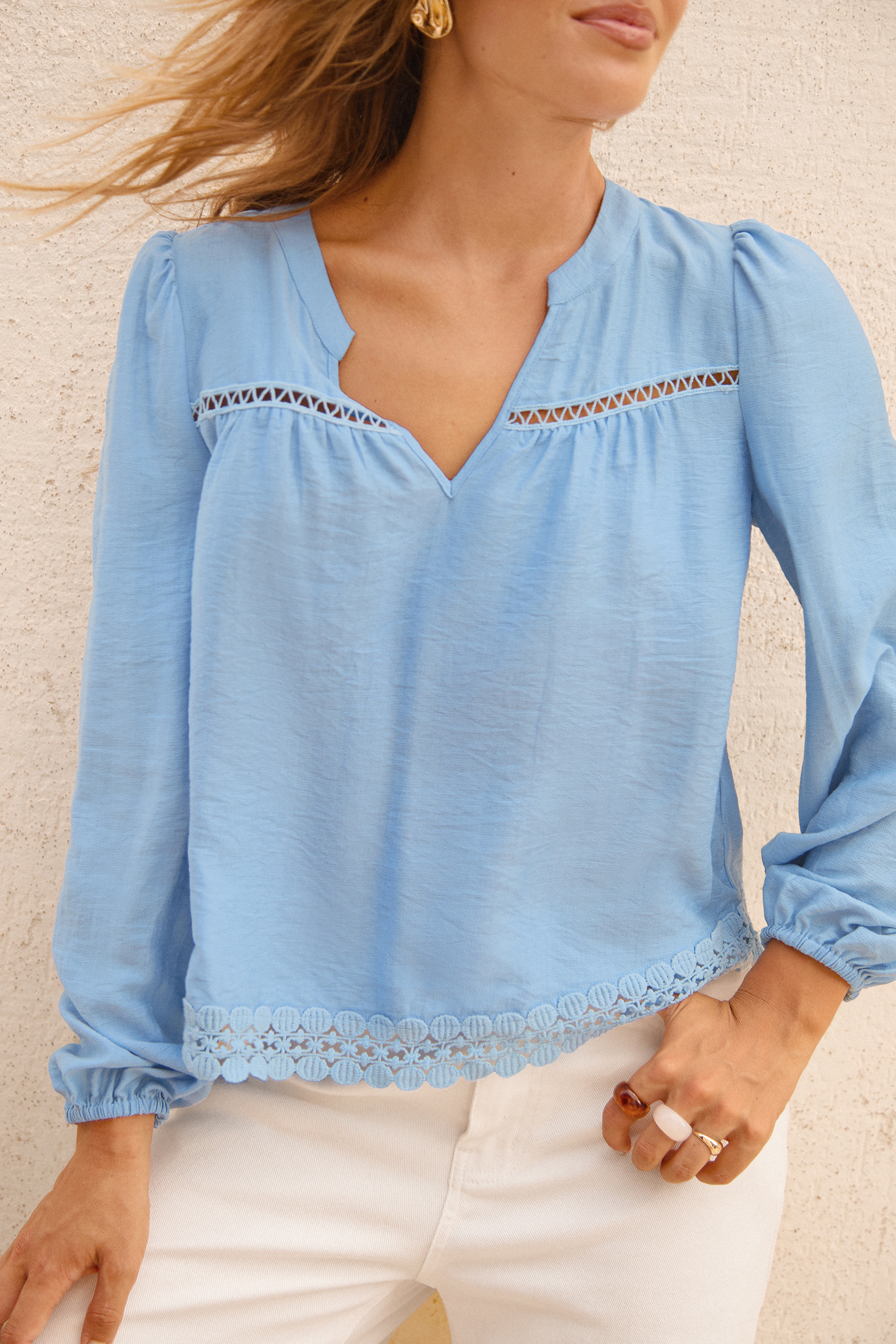 Blaues Langarmshirt mit Spitzenbesatz